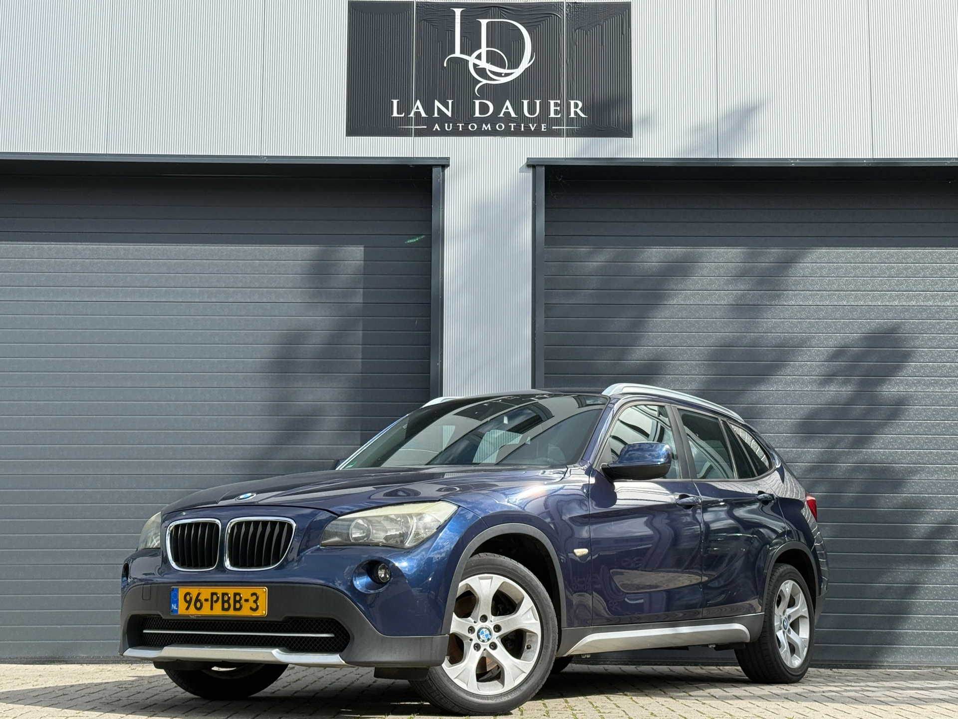 BMW X1 SDrive18i Executive / LAGE KM / PDC / AIRCO / NAVI 2011 - voorkant
