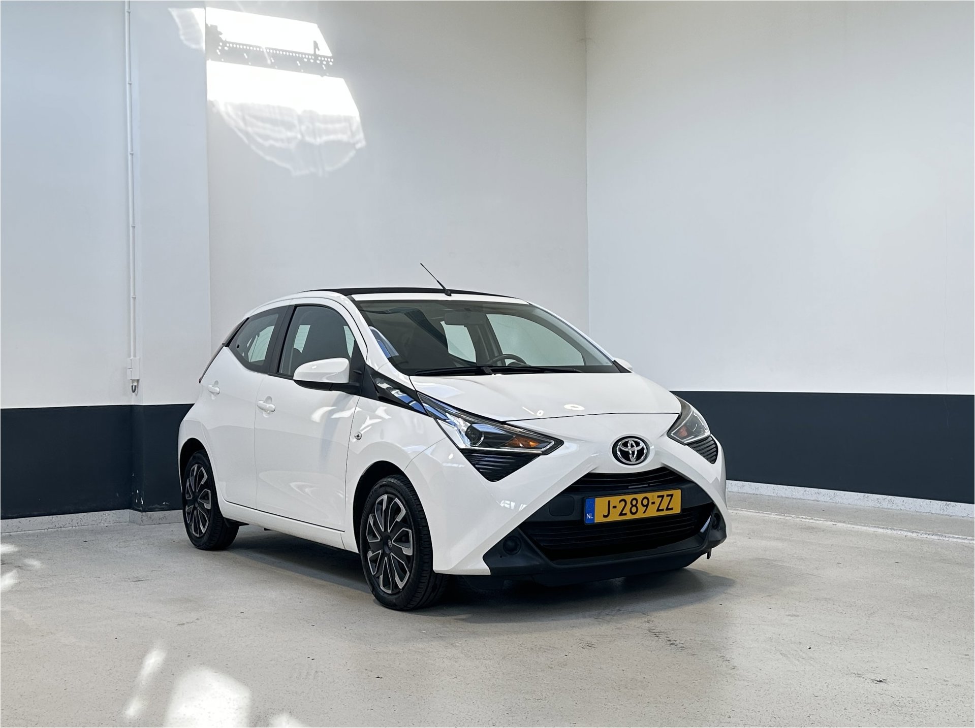Toyota Aygo 1.0 VVT-i x-play cabrio | Apple Carplay/ Android Auto | Camera | NL| 1 Eig | 2021 - voorkant