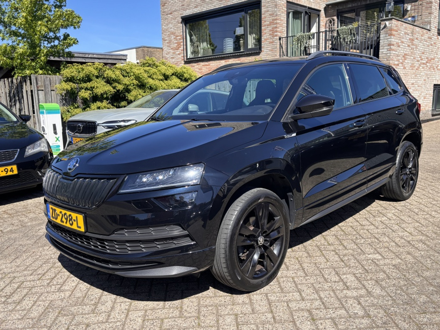 Skoda Karoq 1.5 TSI 150PK Sportline Bussines | sportstoelen | Dodehoek | App 2019 - voorkant