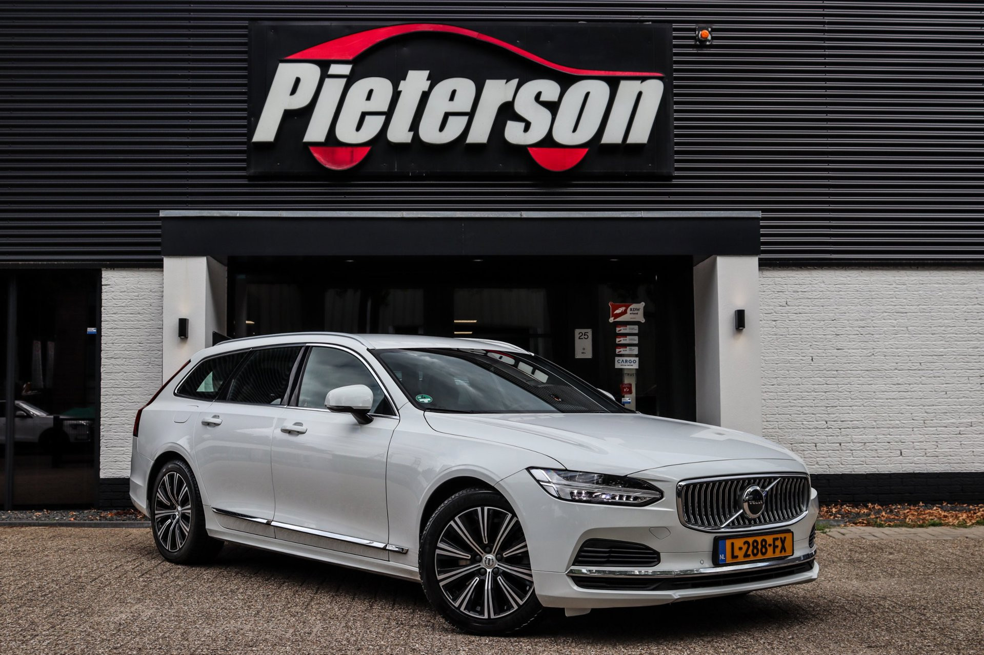 Volvo V90 2.0 T6 AWD NAP BTW DEALER OH 1E EIGENAAR LEDER ACC 2021 - voorkant