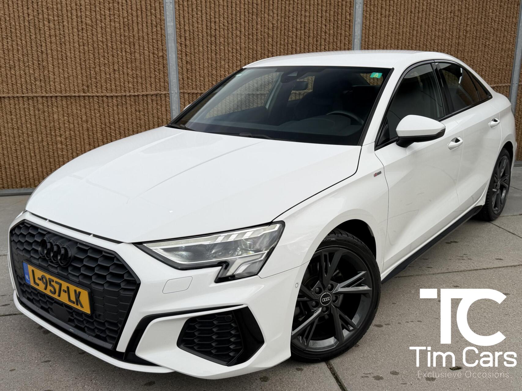 Audi A3 30 TFSI S edition Automaat | Stoelverwarming | Inpakeerhulp | Cruise & climate control | Elektrisch inklapbare spiegels | Digitale cockpit | LED verlichting | DAB ontvangst | Parkeersensoren voor en achter 2021 - voorkant