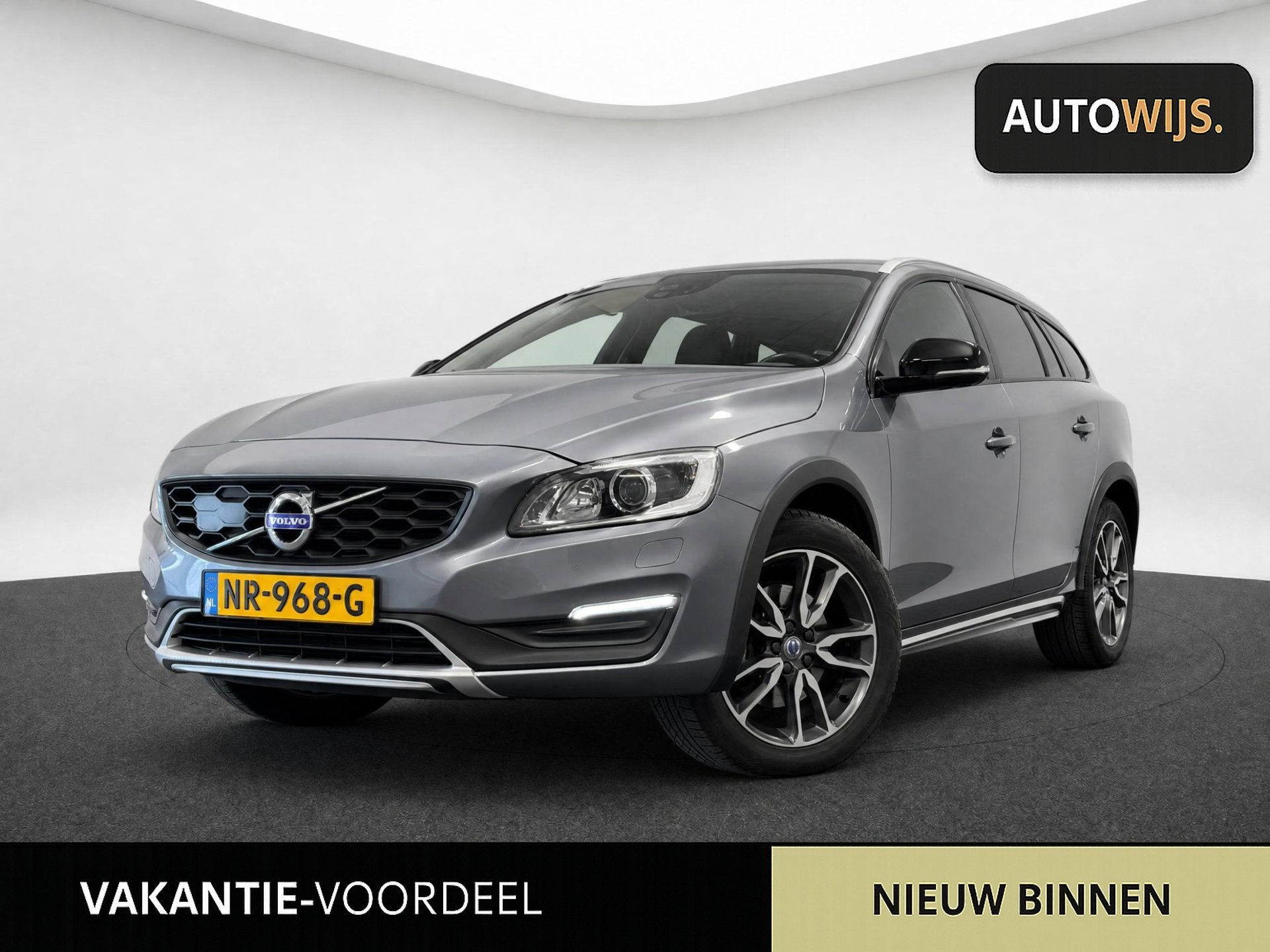 Volvo V60 Cross Country 2.0 D3 Nordic+|XENON|NL AUTO|190DKM|TREKHAAK|150PK 2017 - voorkant