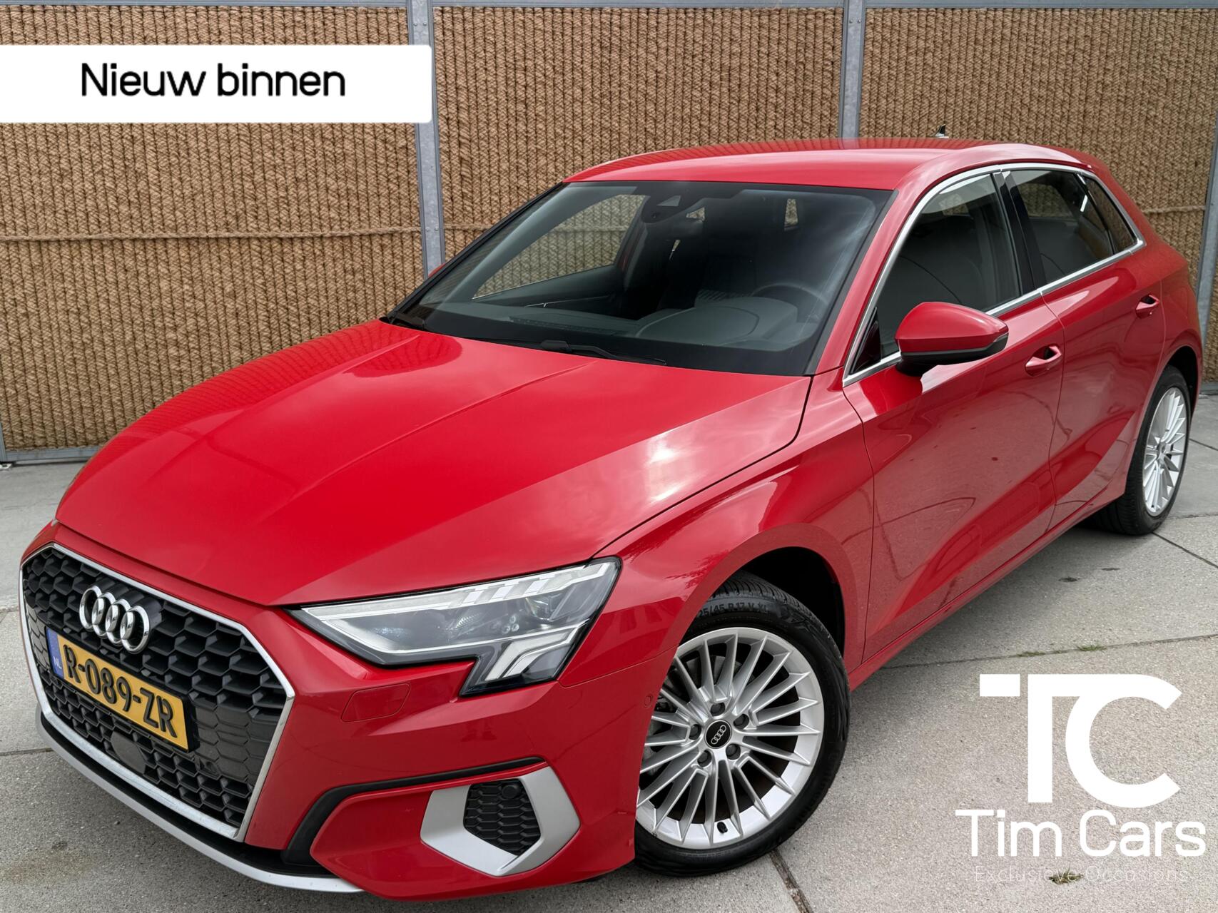 Audi A3 Sportback 30 TFSI Advanced edition Automaat | Stoelverwarming | Parkeersensoren voor en achter | Climate control | Cruise control adaptief | Tangorood Metallic | Achteruitrijcamera 2023 - voorkant