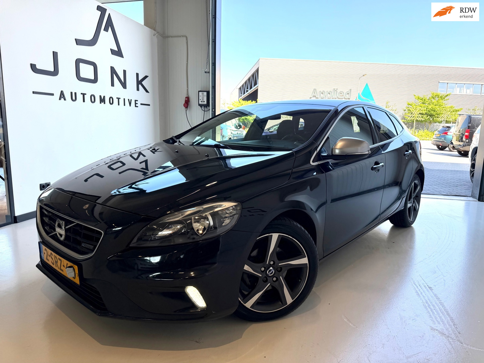 Volvo V40 1.6 D2 R-Design Airco Apk Zwart 2013 - voorkant