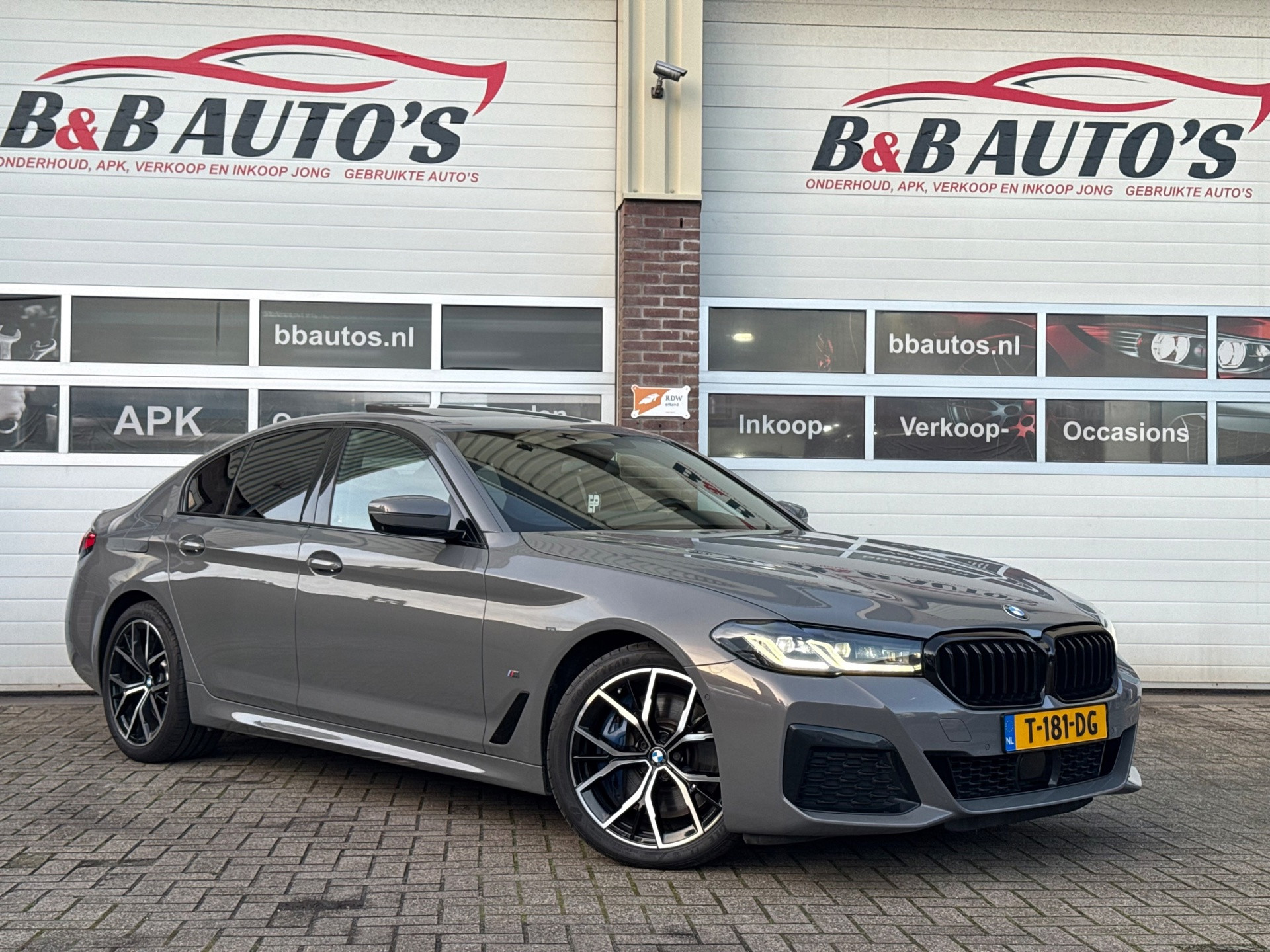BMW 545e xDrive 545e xDrive M Sport Schuifdak Leder Headup Sfeer 2021 - voorkant