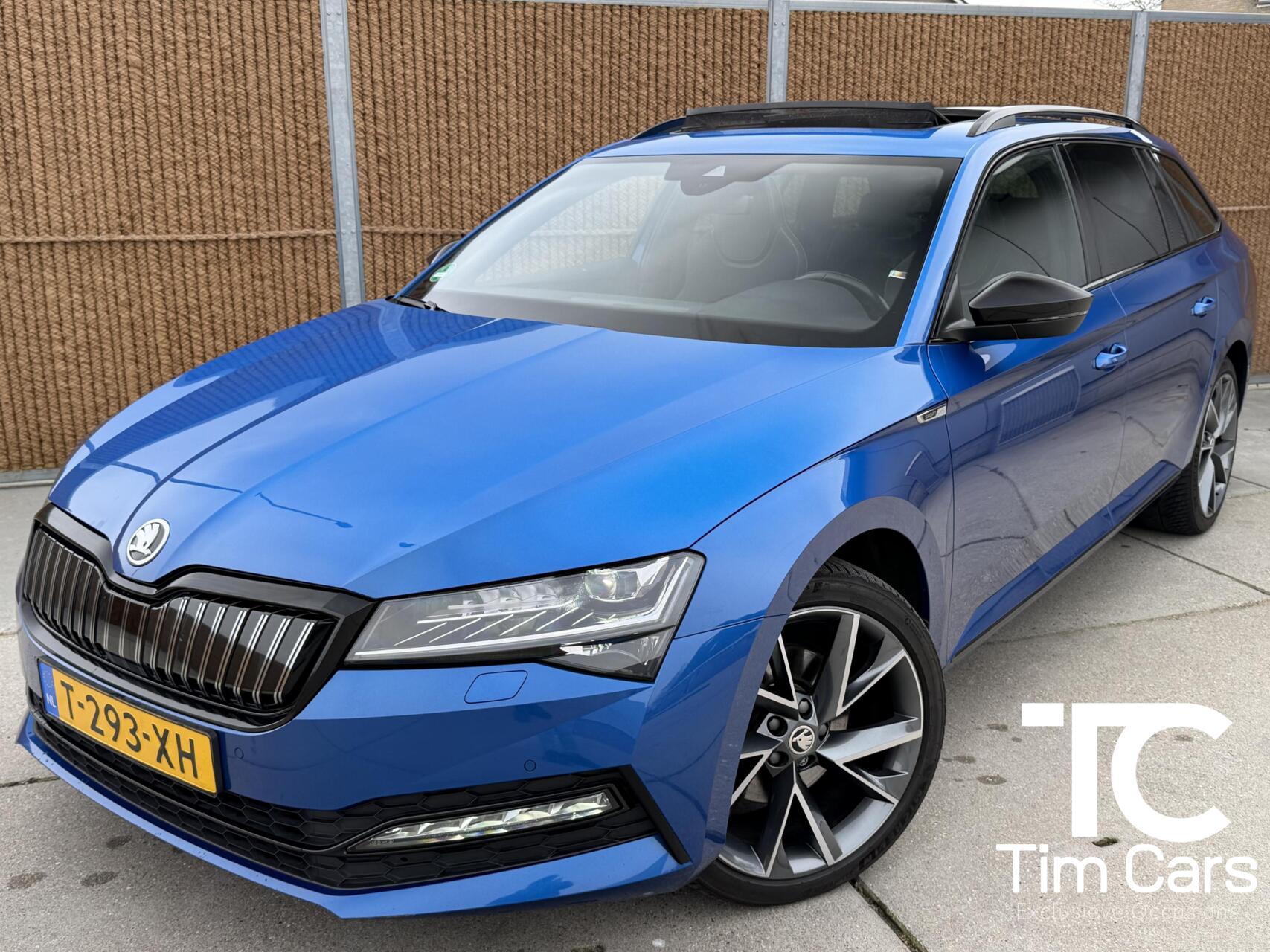 Skoda Superb 1.4 TSI iV Sportline Automaat | Panoramadak | Stoelverwarming voor | Stuurwielverwarming | Half leer alcantara | Cruise control | Trekhaak uitklapbaar | Matrix LED | Achteruitrijcamera 2023 - voorkant
