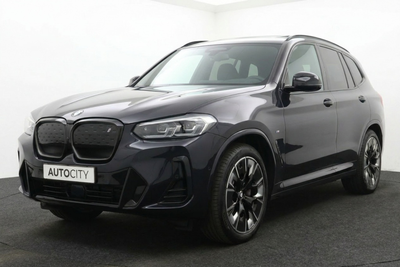 BMW Ix3 80KWH High Executive SOH 100%! Pano l HUD l 360 l MEMORY l Harma 2023 - voorkant