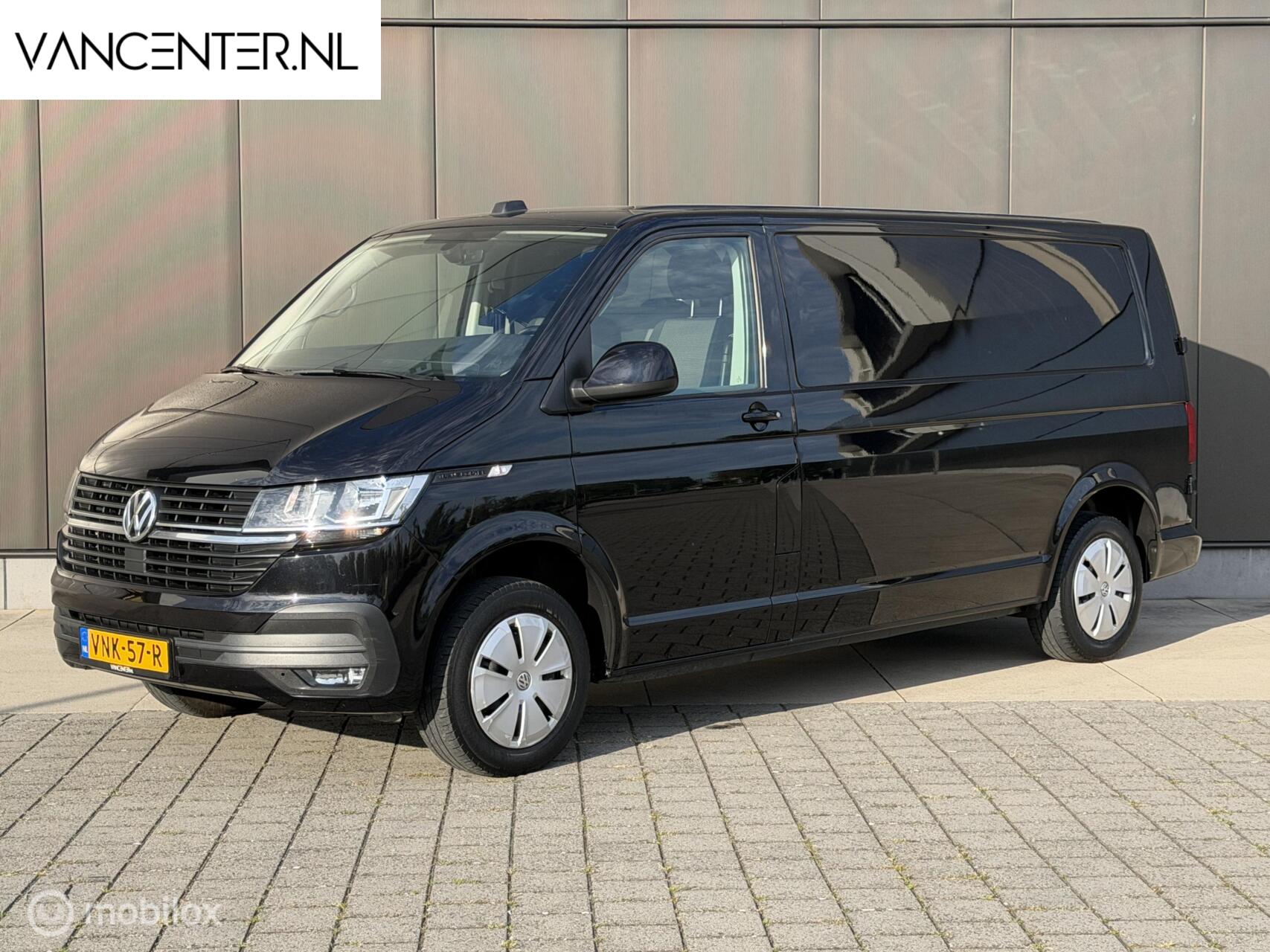 Volkswagen Transporter 2.0 TDI 150PK L2 Carplay Airco Trekhaak 2022 - voorkant