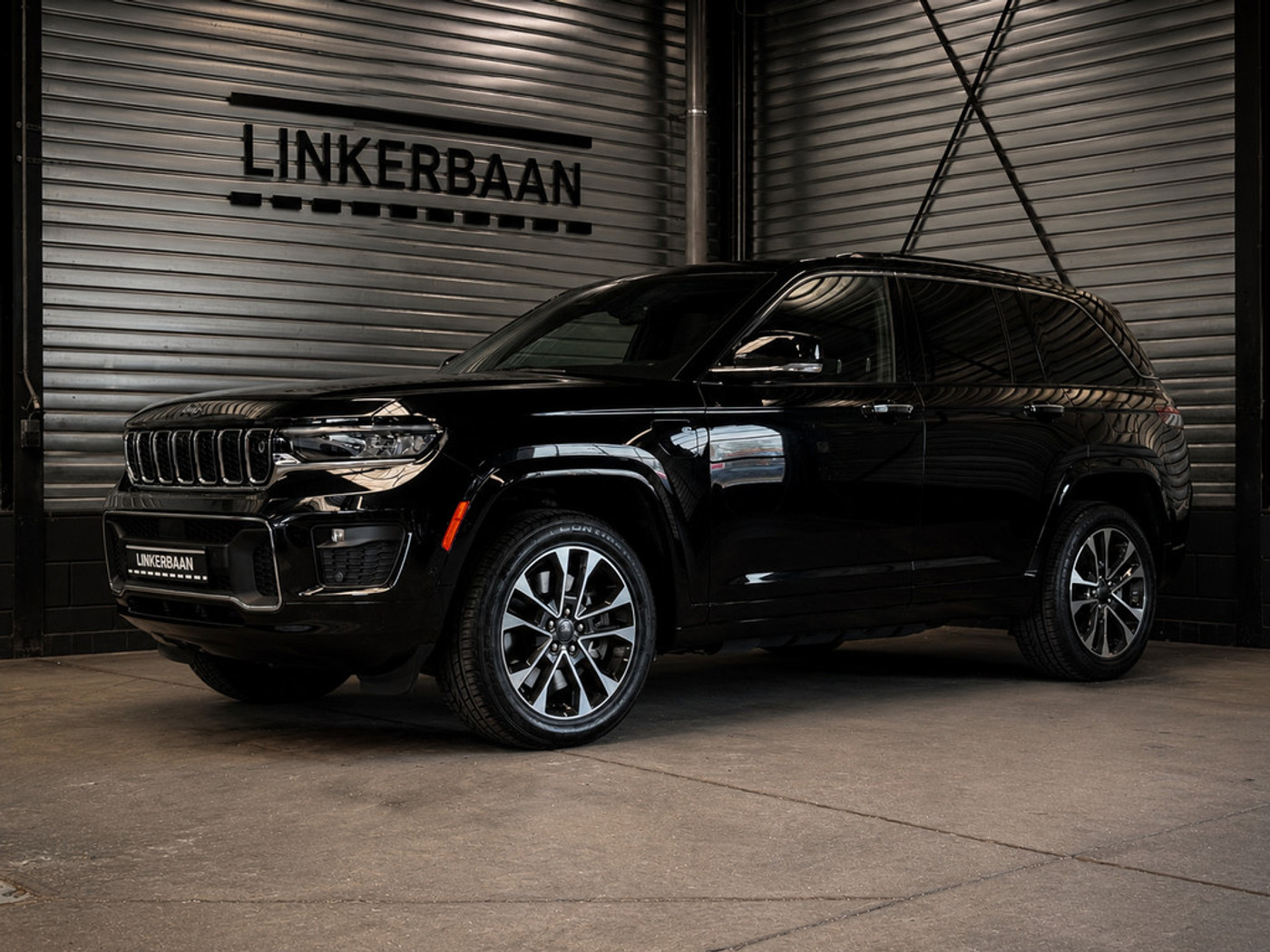 Jeep Grand Cherokee 2.0 Hybride | SOH 96% | Overland | Full Option | Panodak | Luchtvering | Trekhaak | Mcintosh | 21 inch | 2023 - voorkant