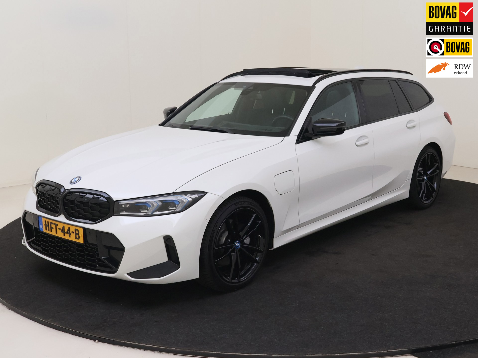 BMW 330e 330e M-Sport Trekhaak/Widescreen/H&K 2023 - voorkant