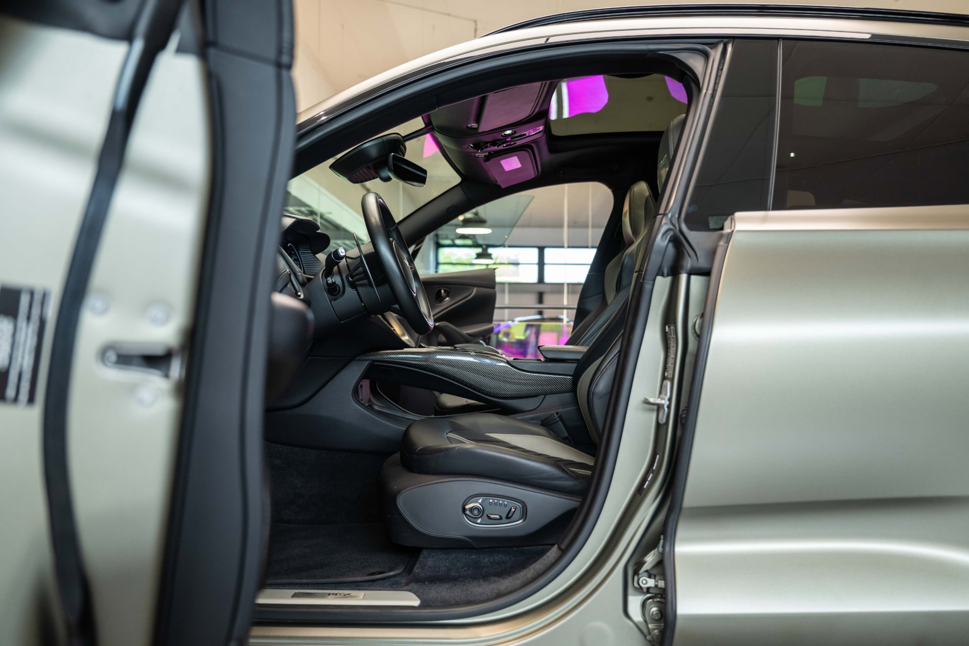 Foto van Aston Martin Dbx707