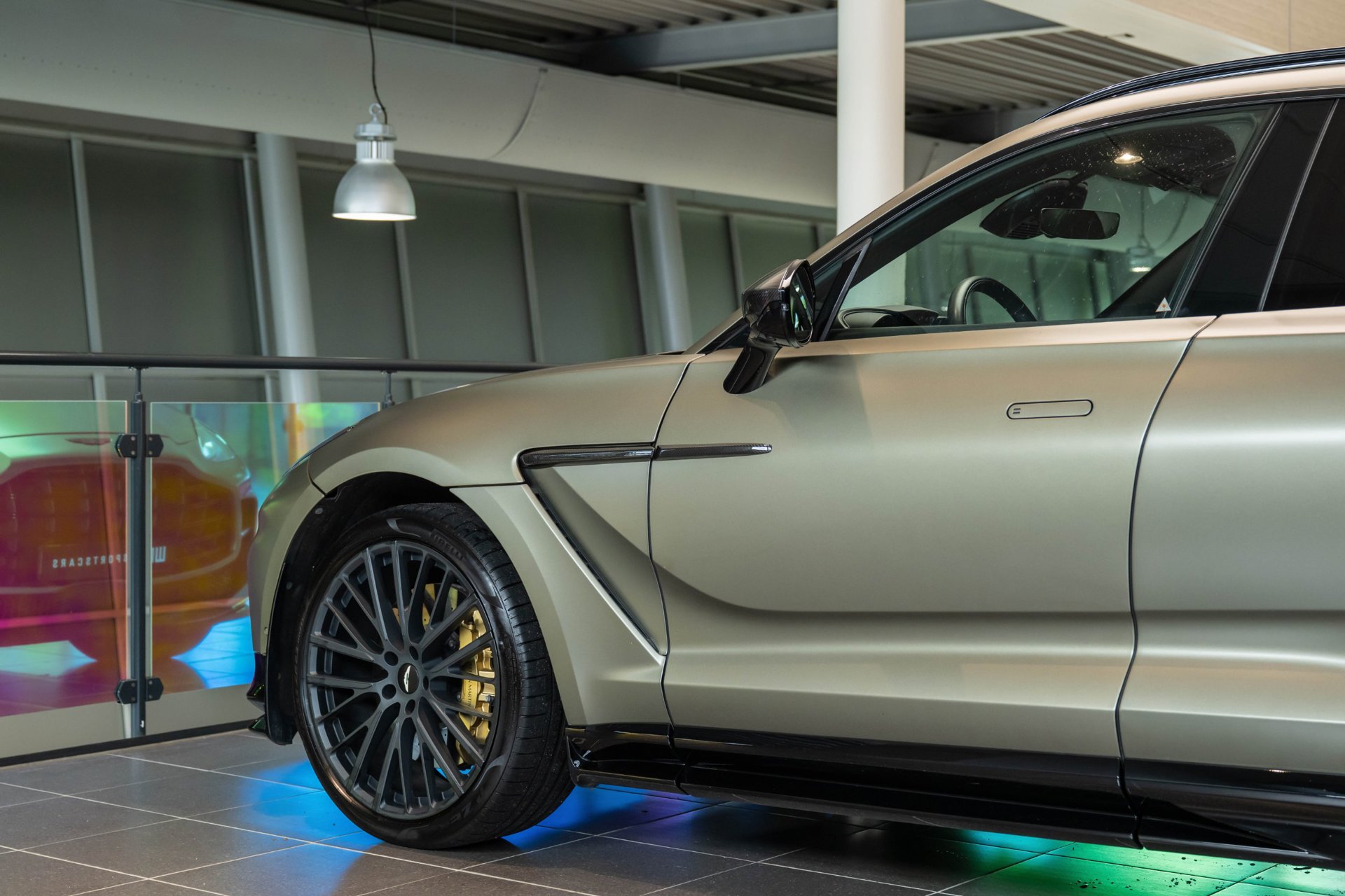 Foto van Aston Martin Dbx707