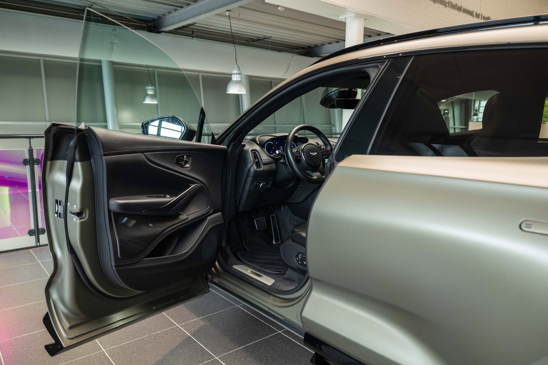 Foto van Aston Martin Dbx707