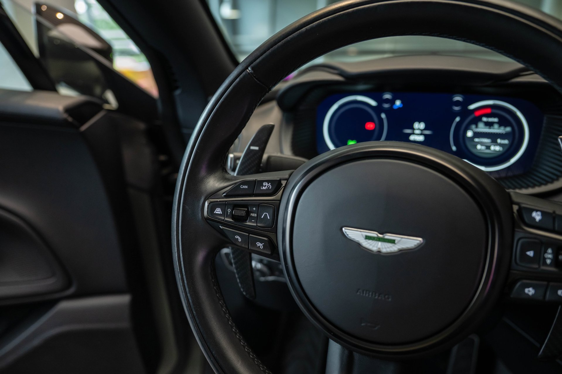 Foto van Aston Martin Dbx707