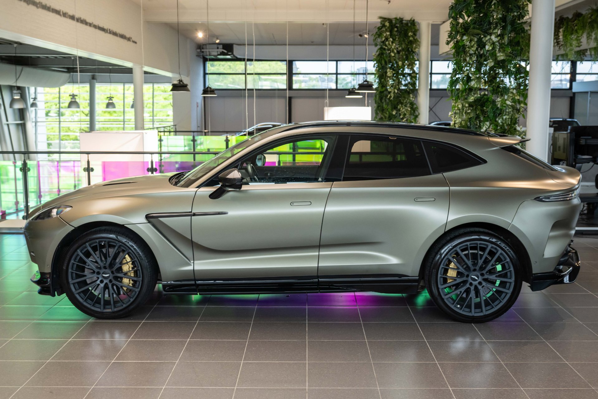 Foto van Aston Martin Dbx707