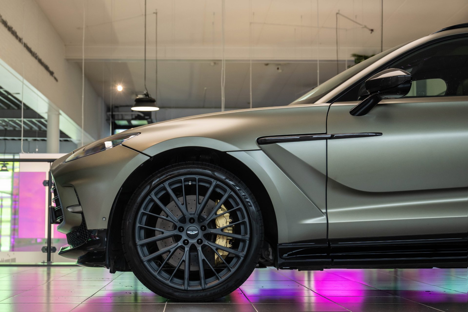 Foto van Aston Martin Dbx707