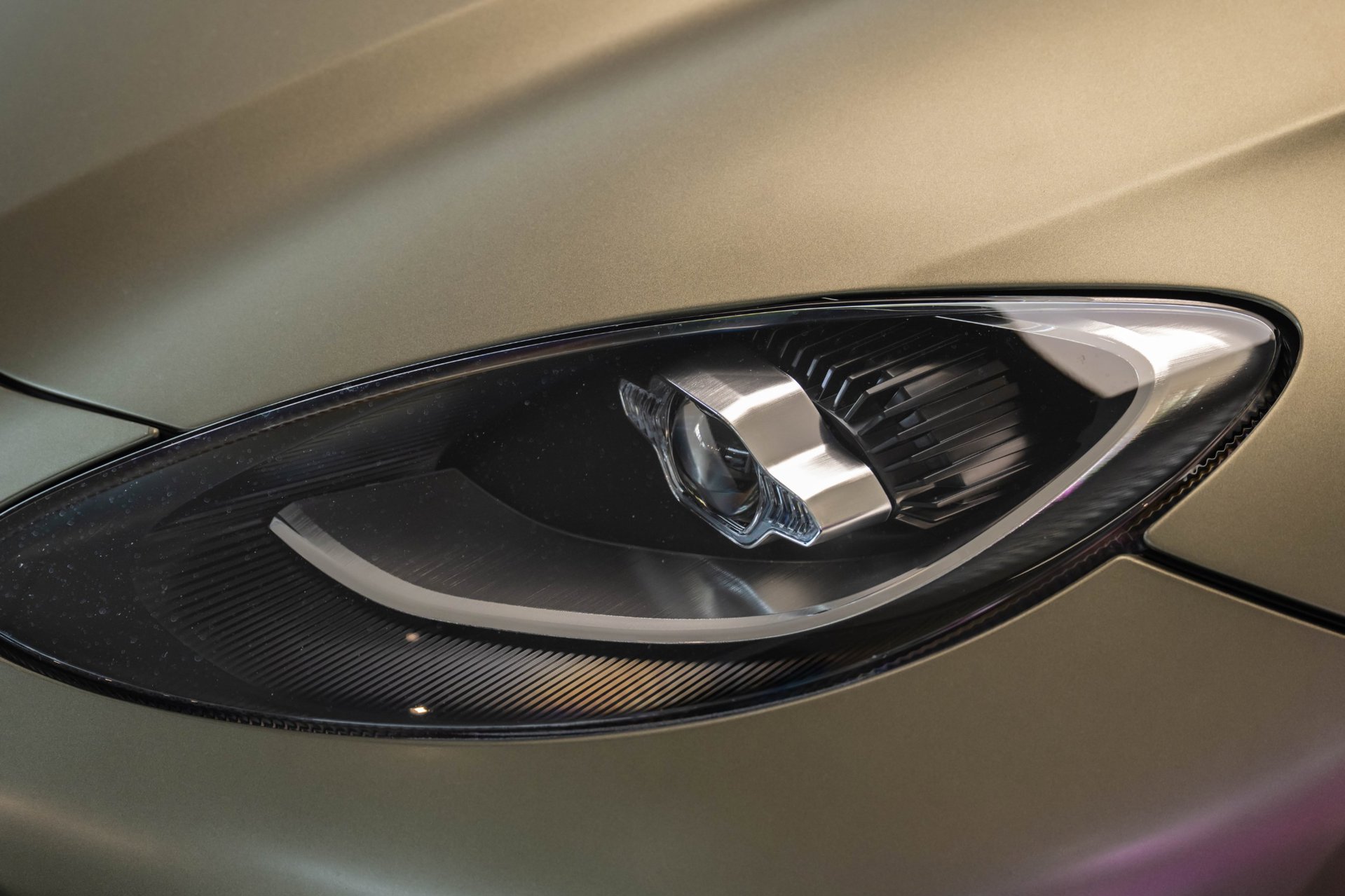 Foto van Aston Martin Dbx707