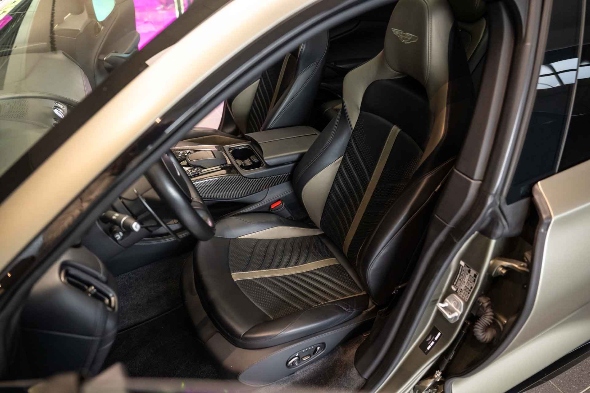 Foto van Aston Martin Dbx707
