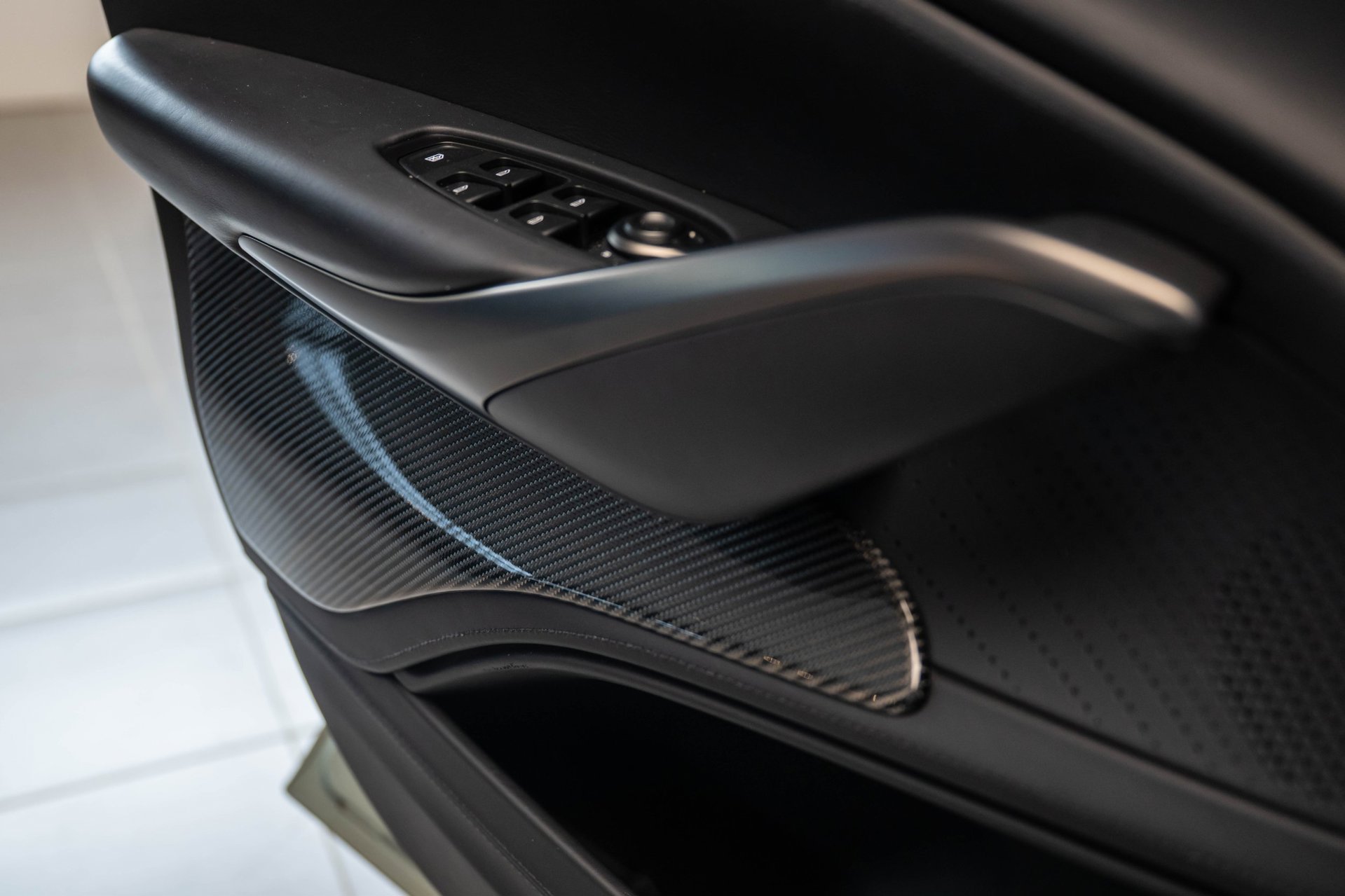 Foto van Aston Martin Dbx707