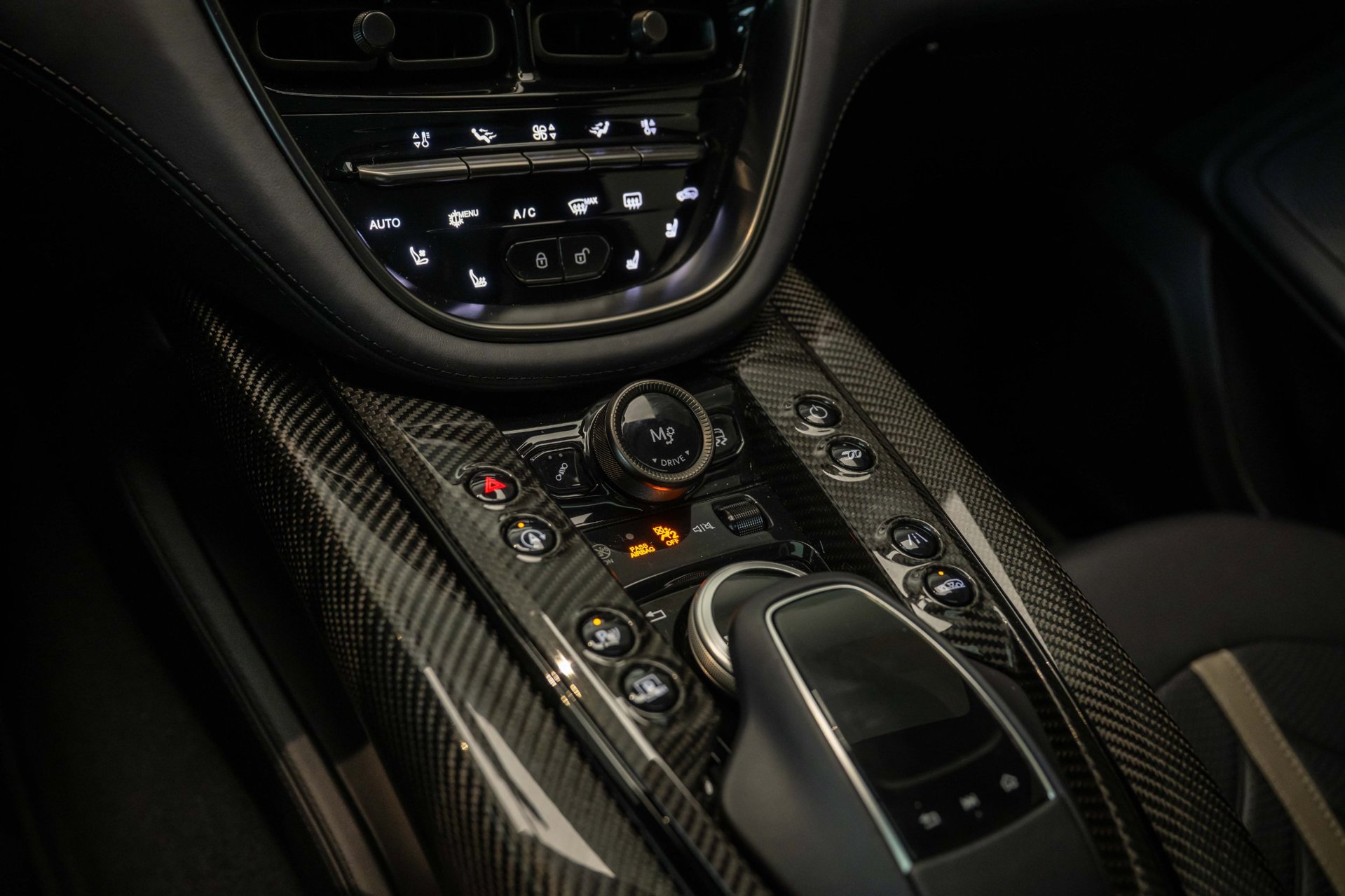 Foto van Aston Martin Dbx707