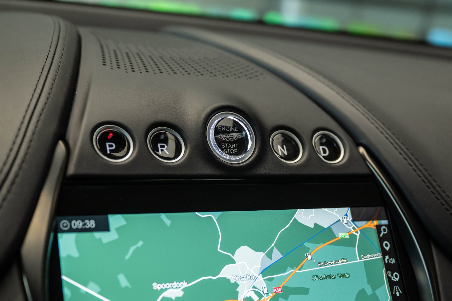 Foto van Aston Martin Dbx707