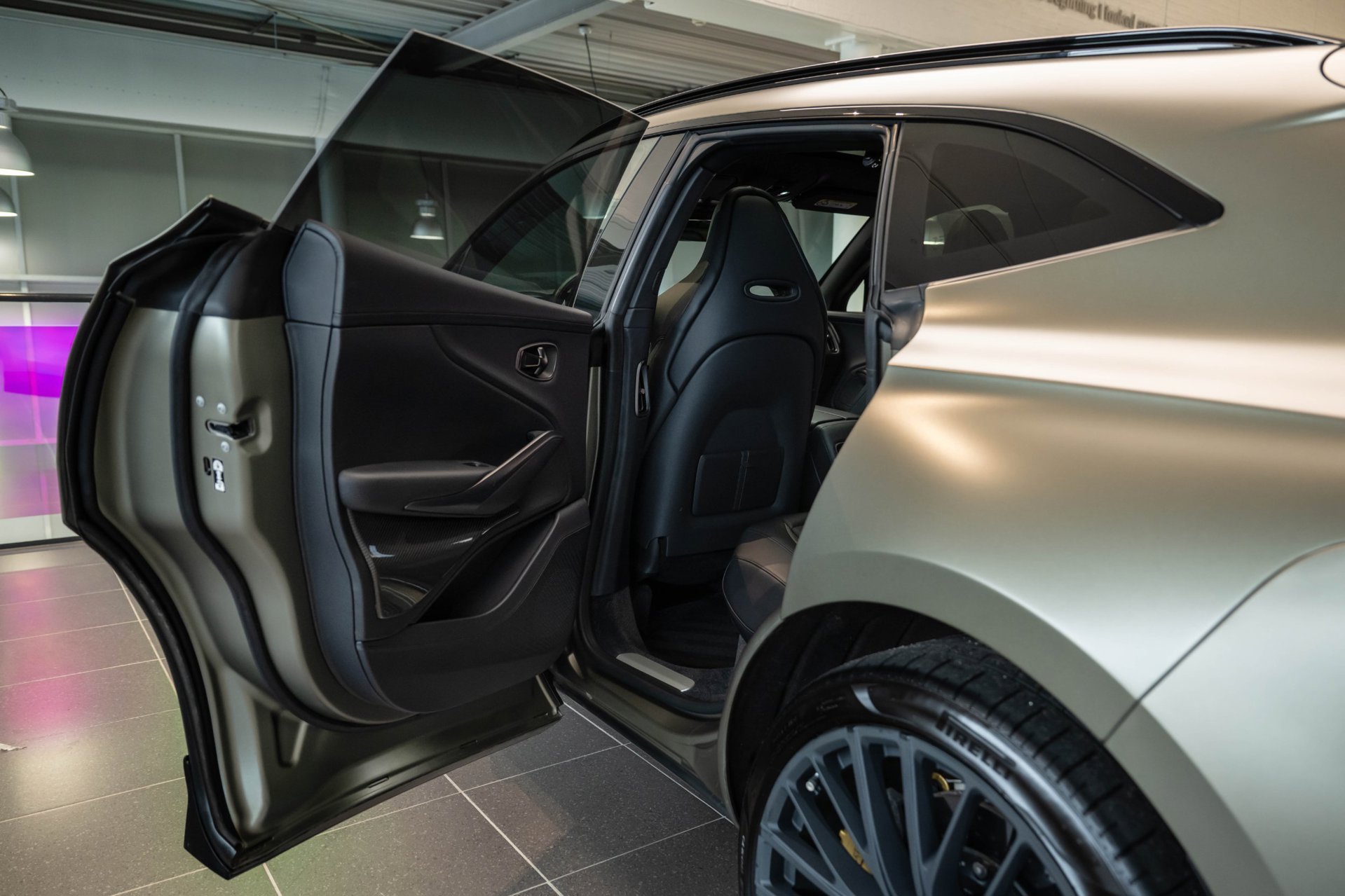 Foto van Aston Martin Dbx707