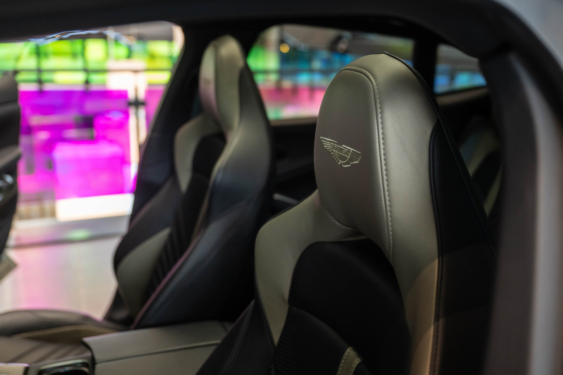 Foto van Aston Martin Dbx707
