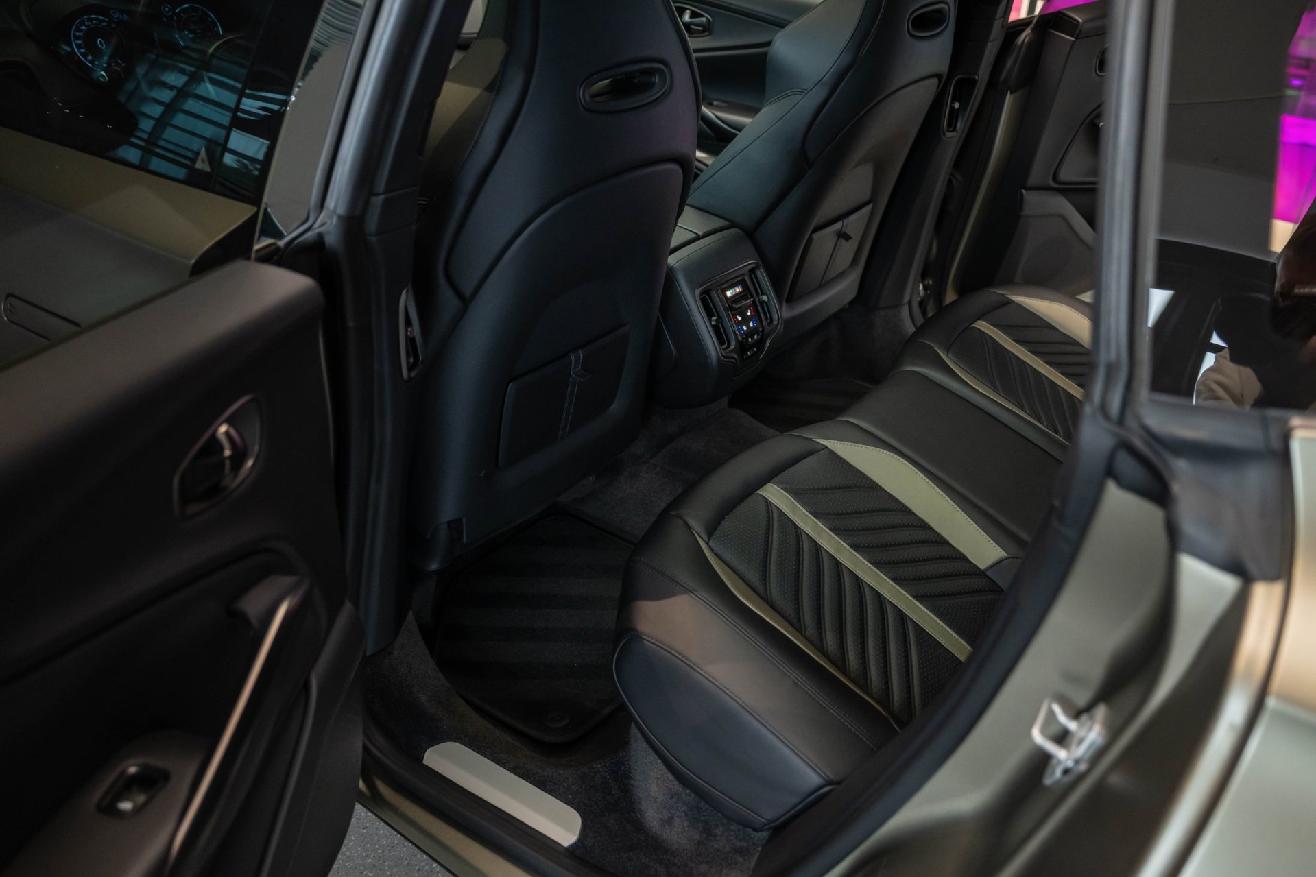 Foto van Aston Martin Dbx707