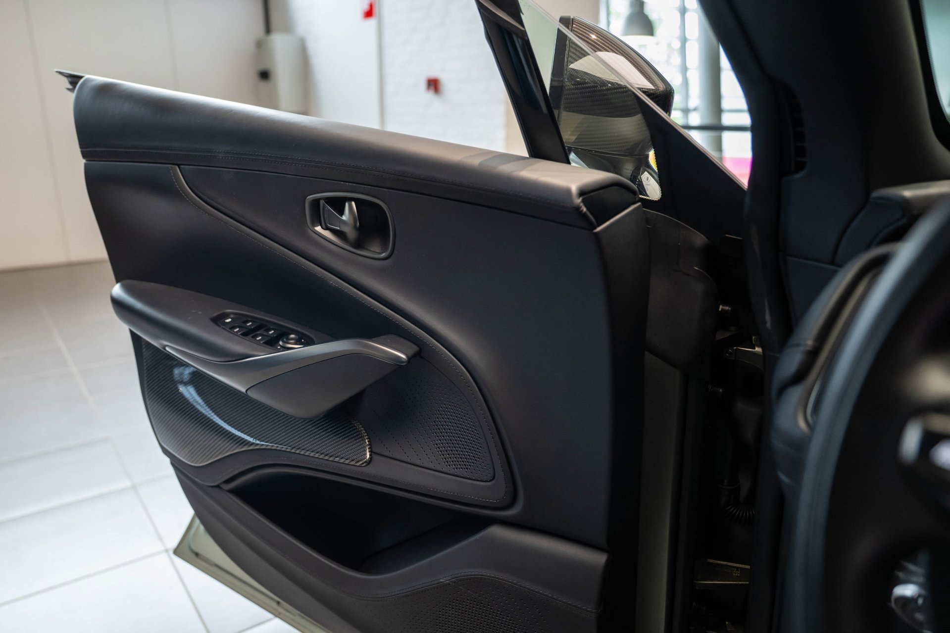 Foto van Aston Martin Dbx707