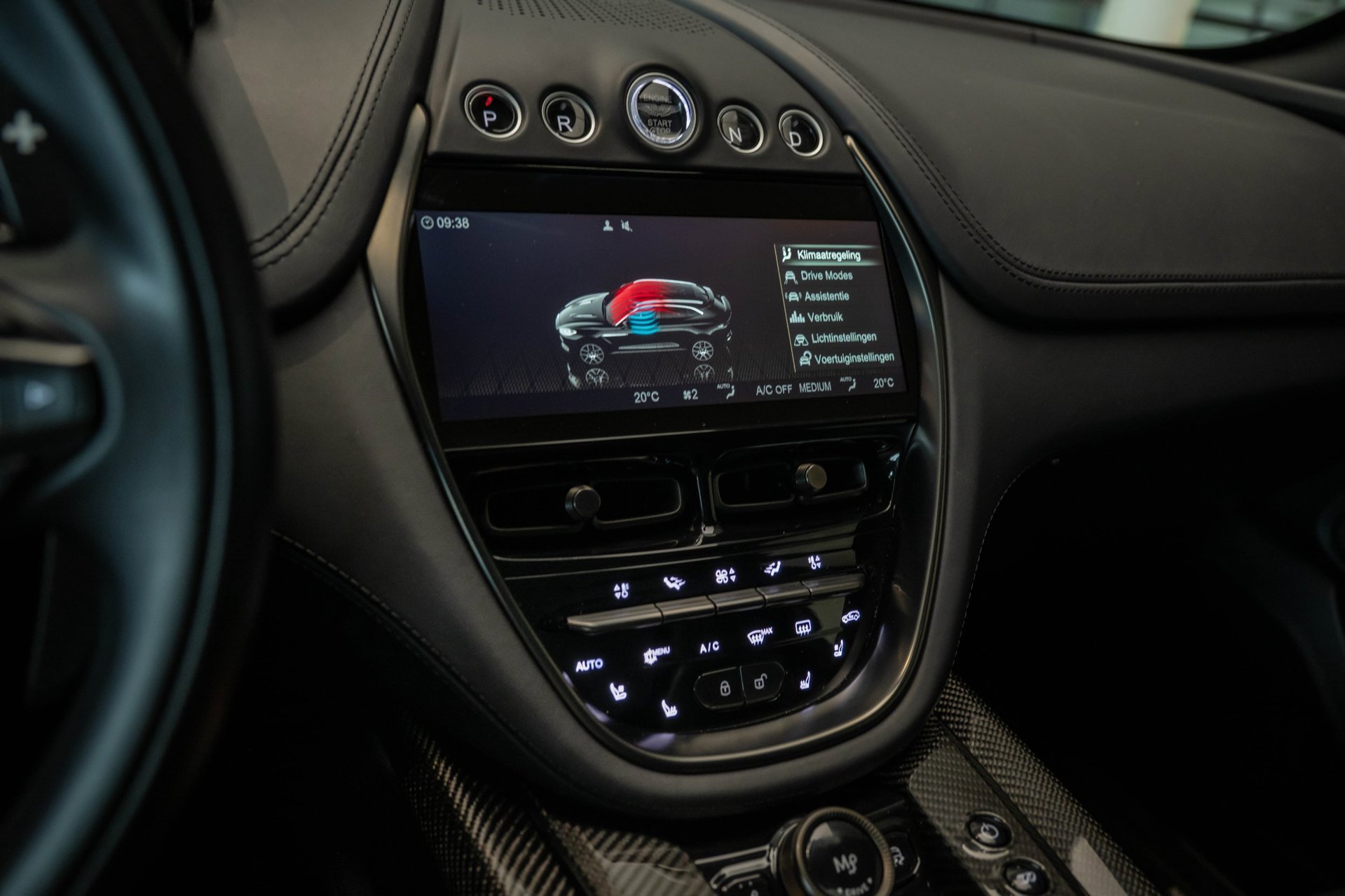 Foto van Aston Martin Dbx707
