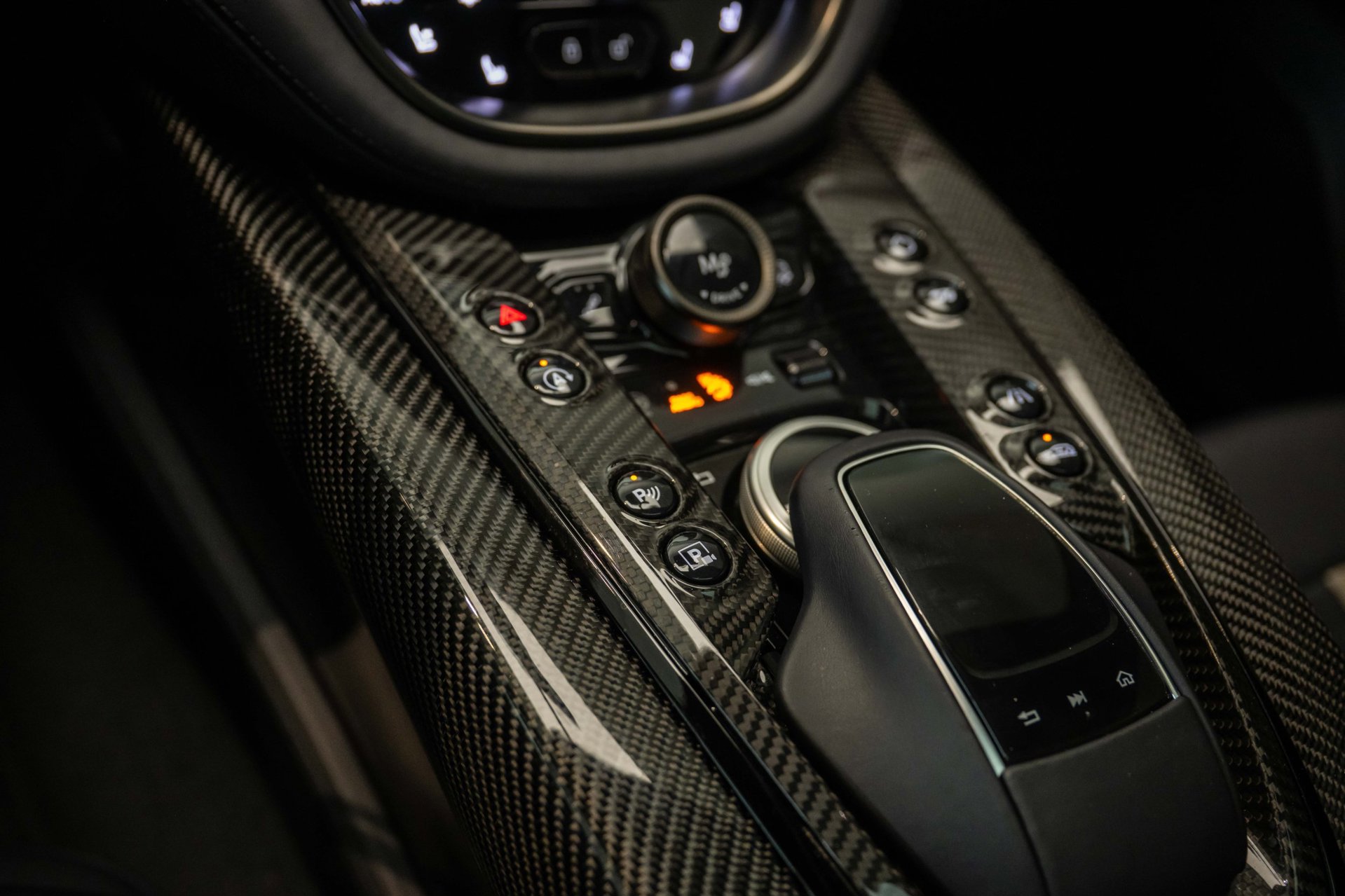Foto van Aston Martin Dbx707