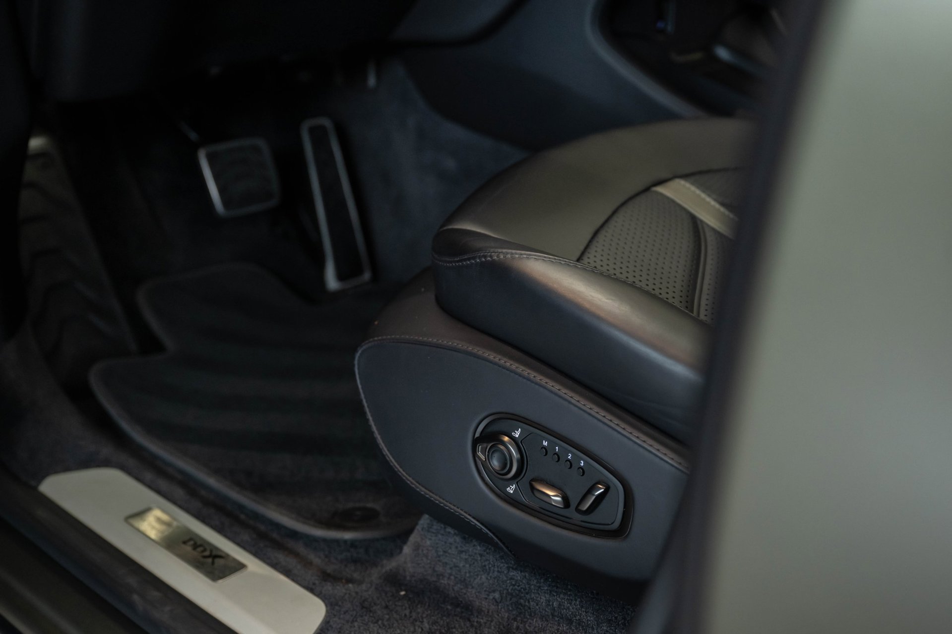 Foto van Aston Martin Dbx707