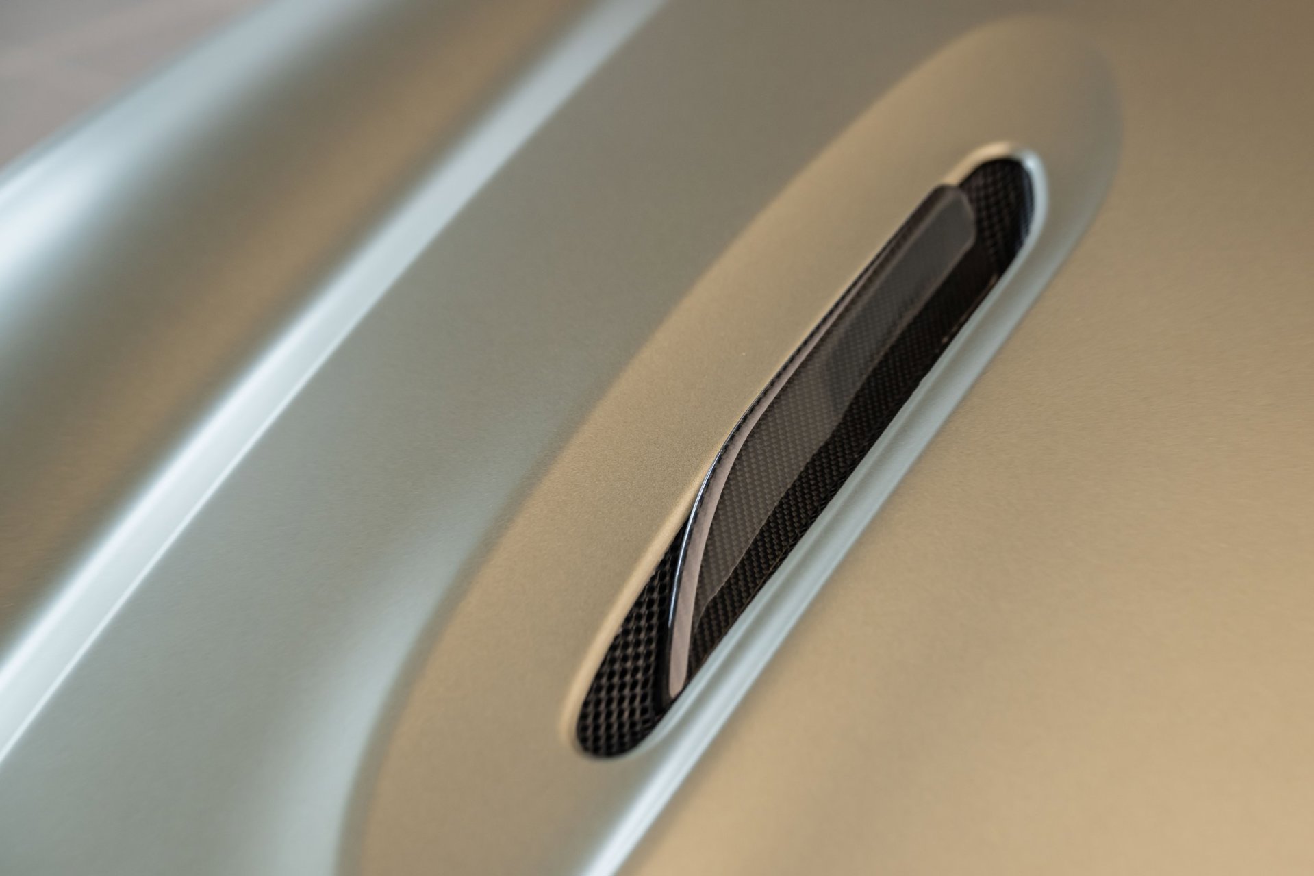 Foto van Aston Martin Dbx707