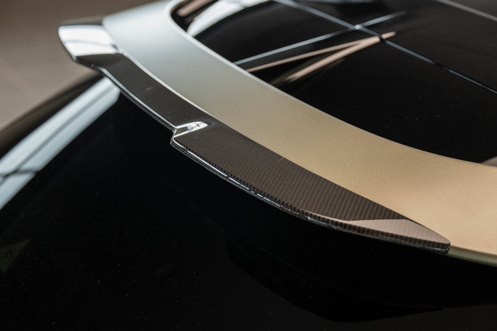 Foto van Aston Martin Dbx707