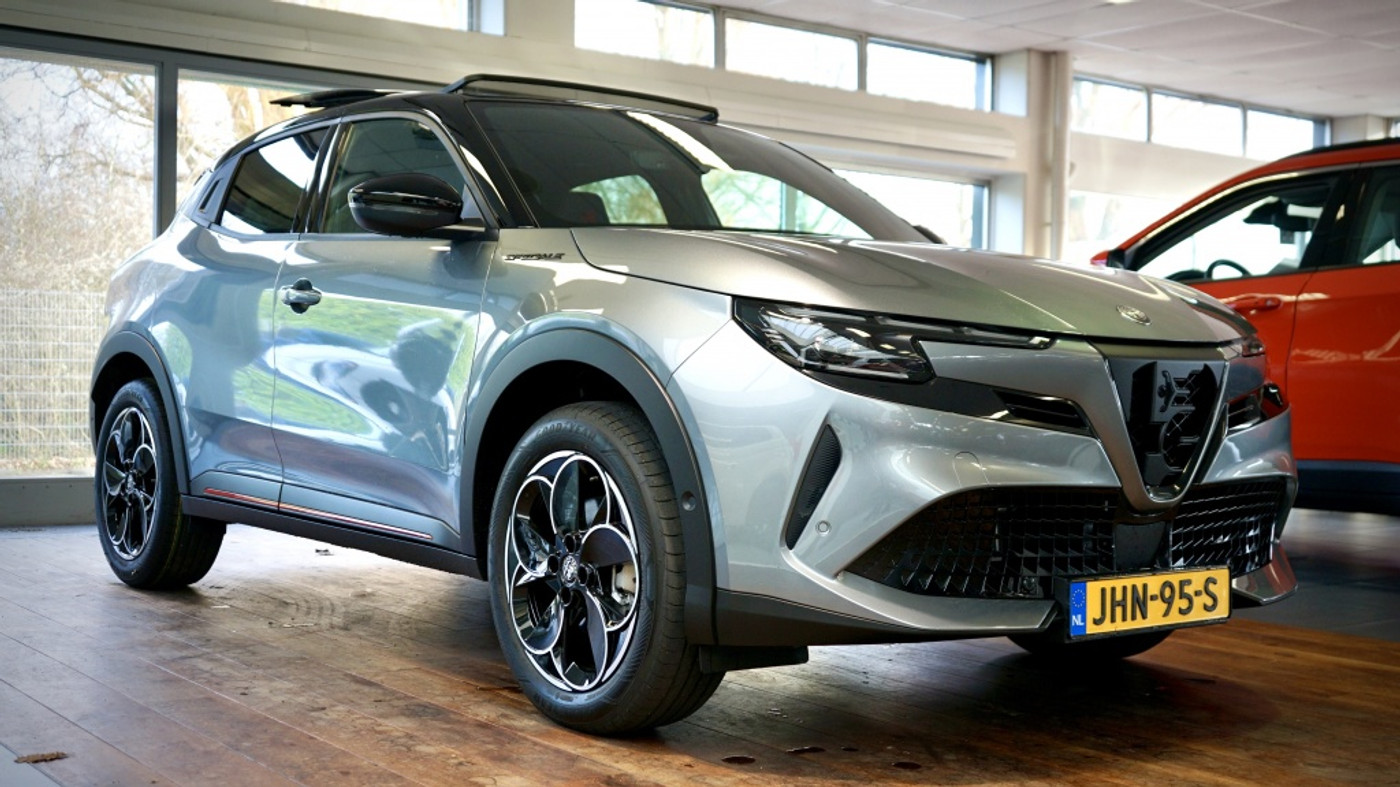 Alfa Romeo Alfa Romeo Junior 1.2 T Hybride Ibrida Speciale | Panoramadak | Sabelt | 2025 - voorkant