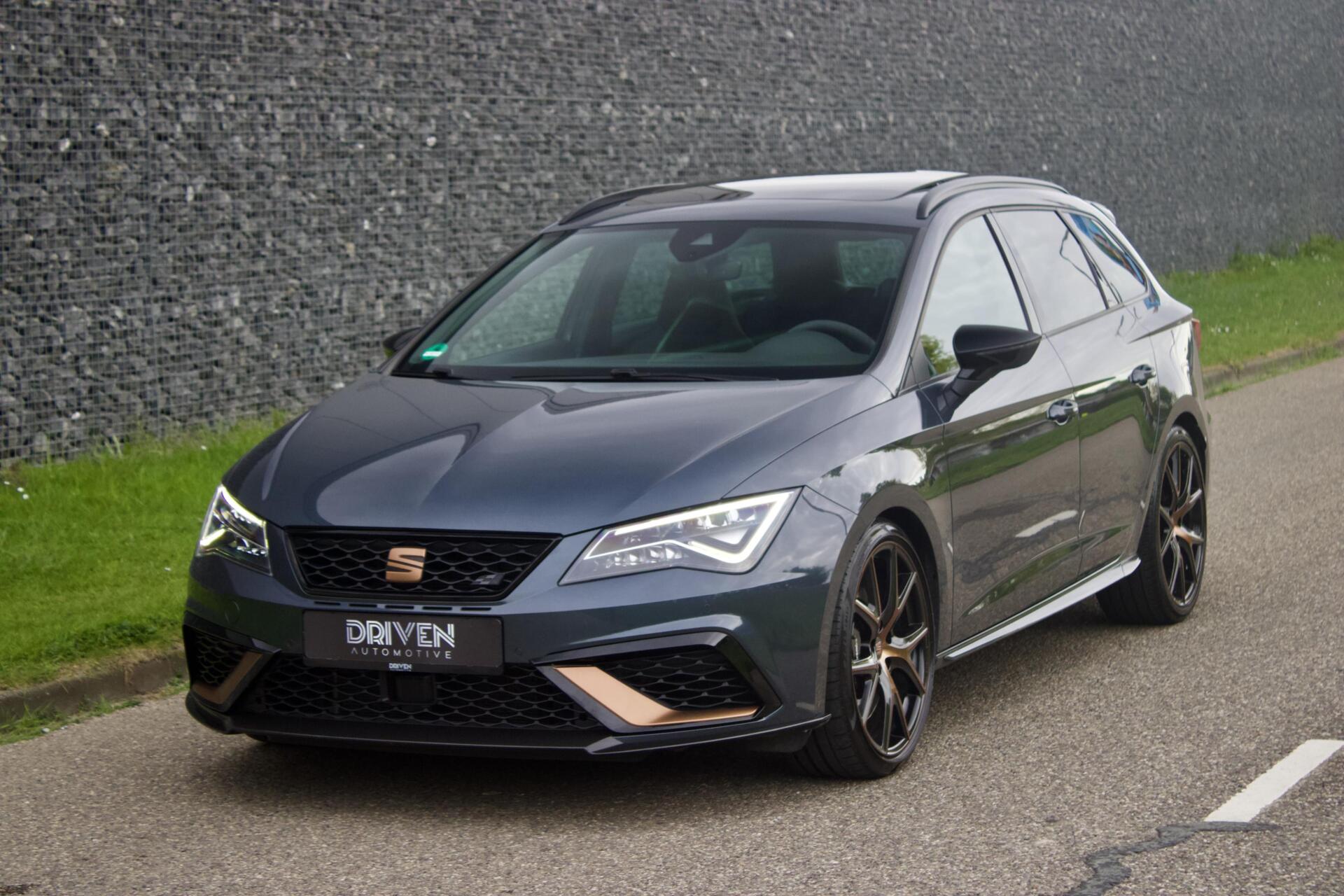 Seat Leon Sportourer ST CUPRA R ST 300 | Carbon - Brembo - Pano - Beats 2020 - voorkant