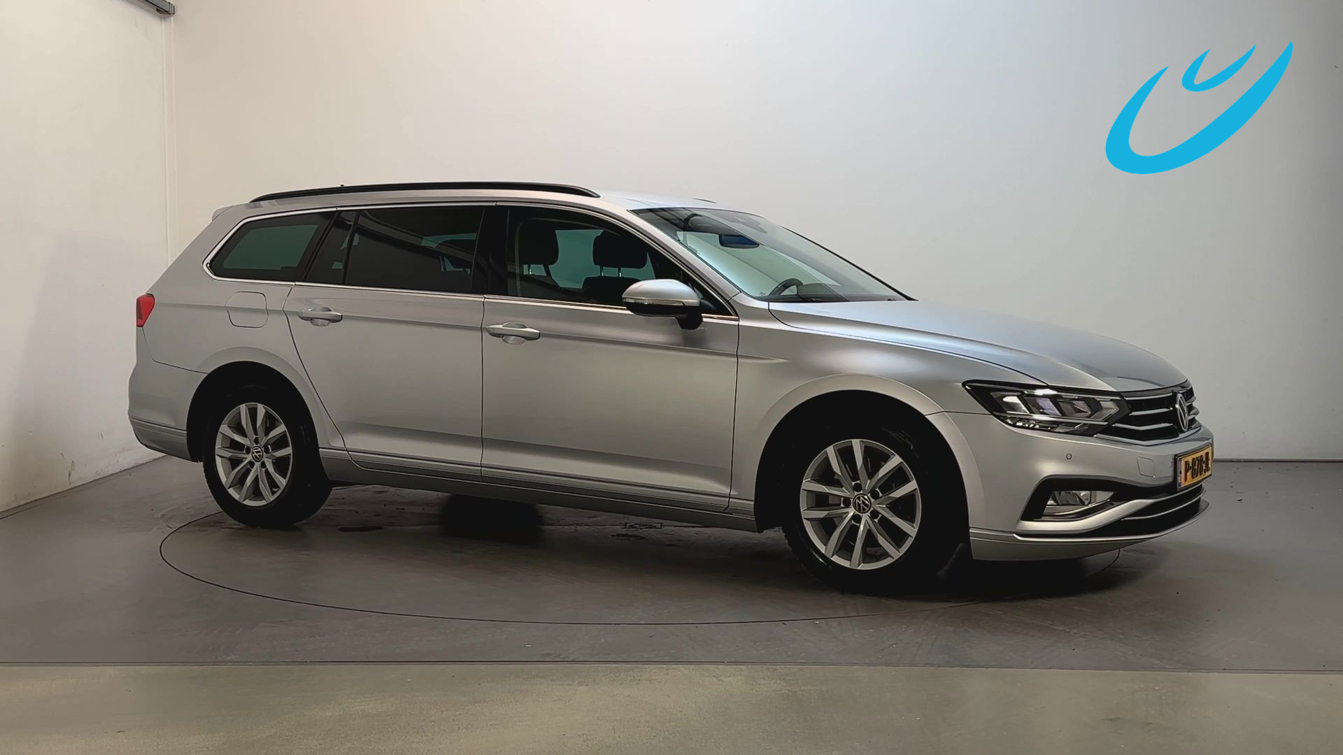Volkswagen Passat 1.5 TSI 150pk DSG Business Trekhaak Navigatie App-Connect App-Connect DAB+ 2021 - voorkant