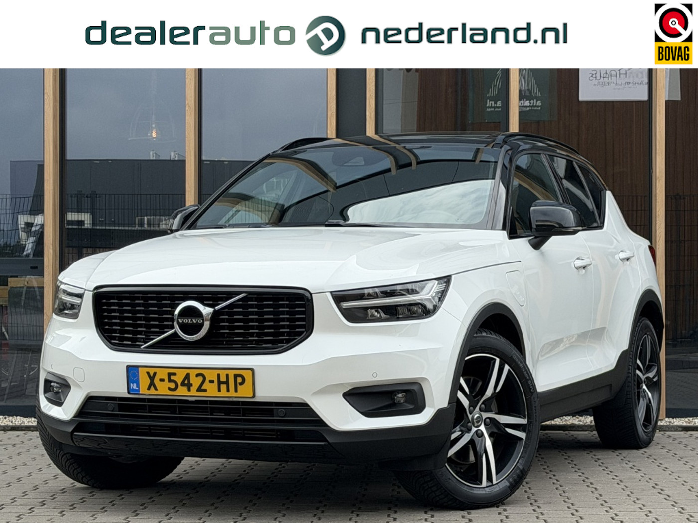 Volvo XC40 1.5 T5 Twin Engine R-Design | SOH 89% | Panoramadak | Camera | 2020 - voorkant