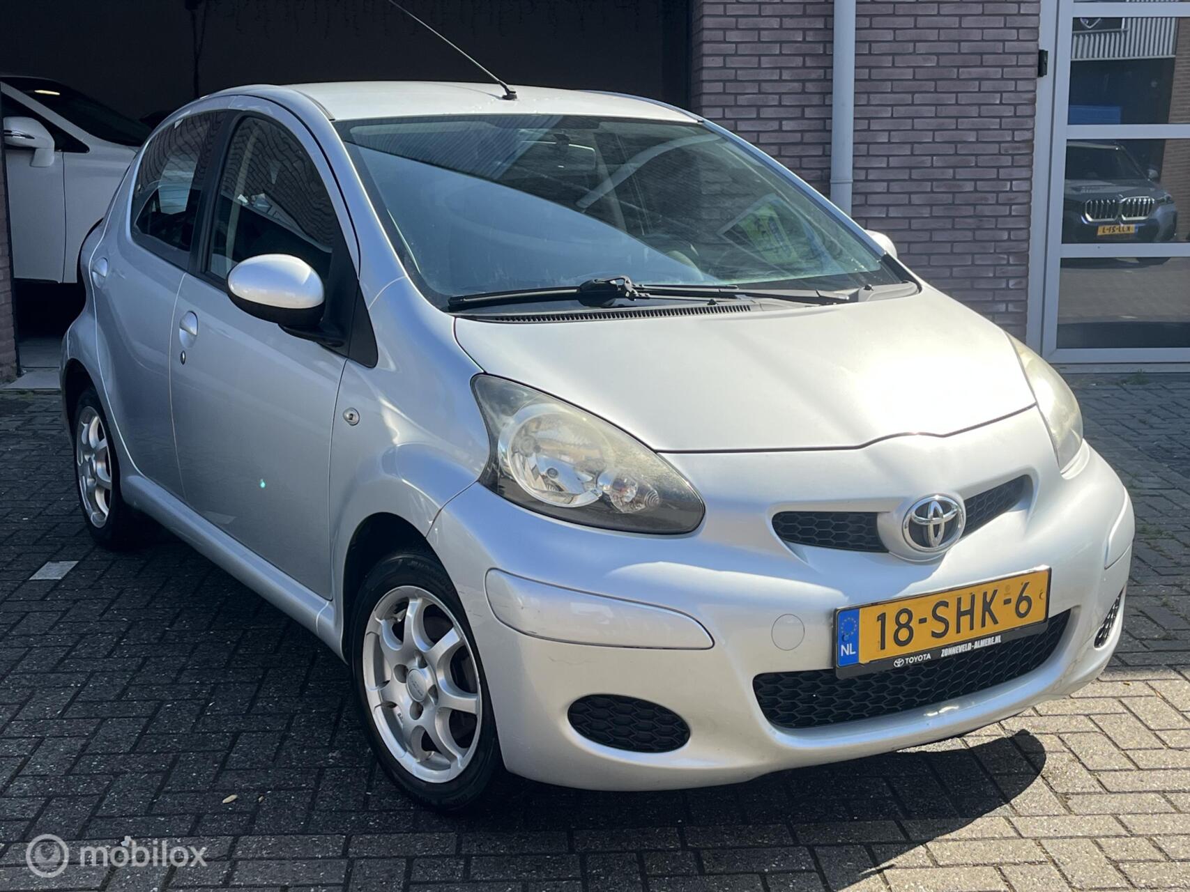 Toyota Toyota Aygo 1.0-12V Comfort 2e eigenaar,Airco, Nieuwe APK 26-06-2027! 2011 - voorkant