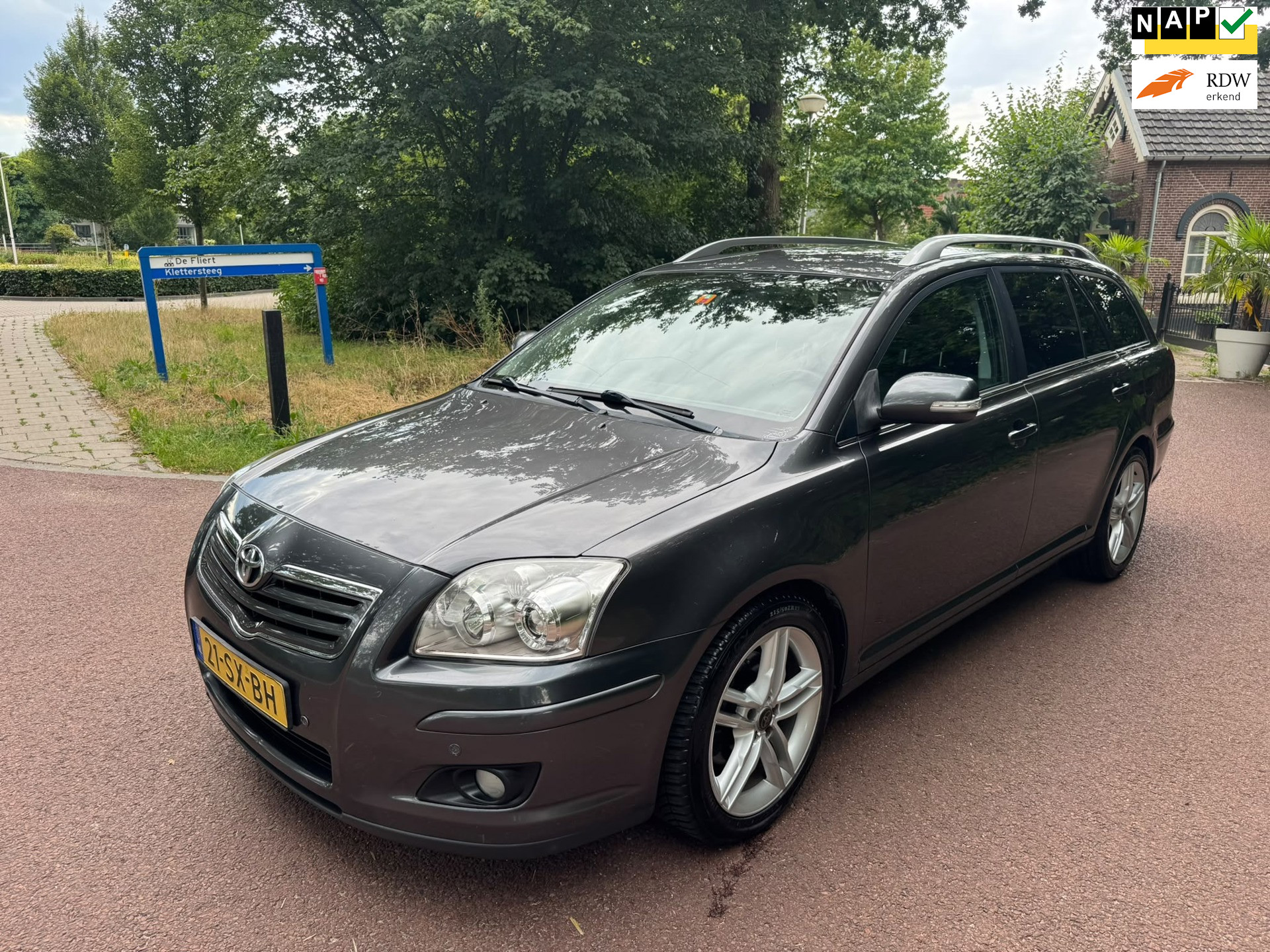 Toyota Toyota Avensis 2.0 VVTi Executive / Navi / Leder / Airco / pdc / NAP 2006 - voorkant