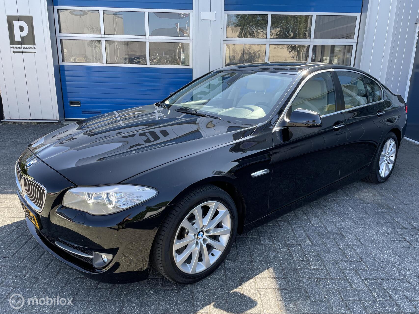BMW 523i 523i High Executive NL-AUTO NAP/LEER/NAV/PDC/18' 2010 - voorkant