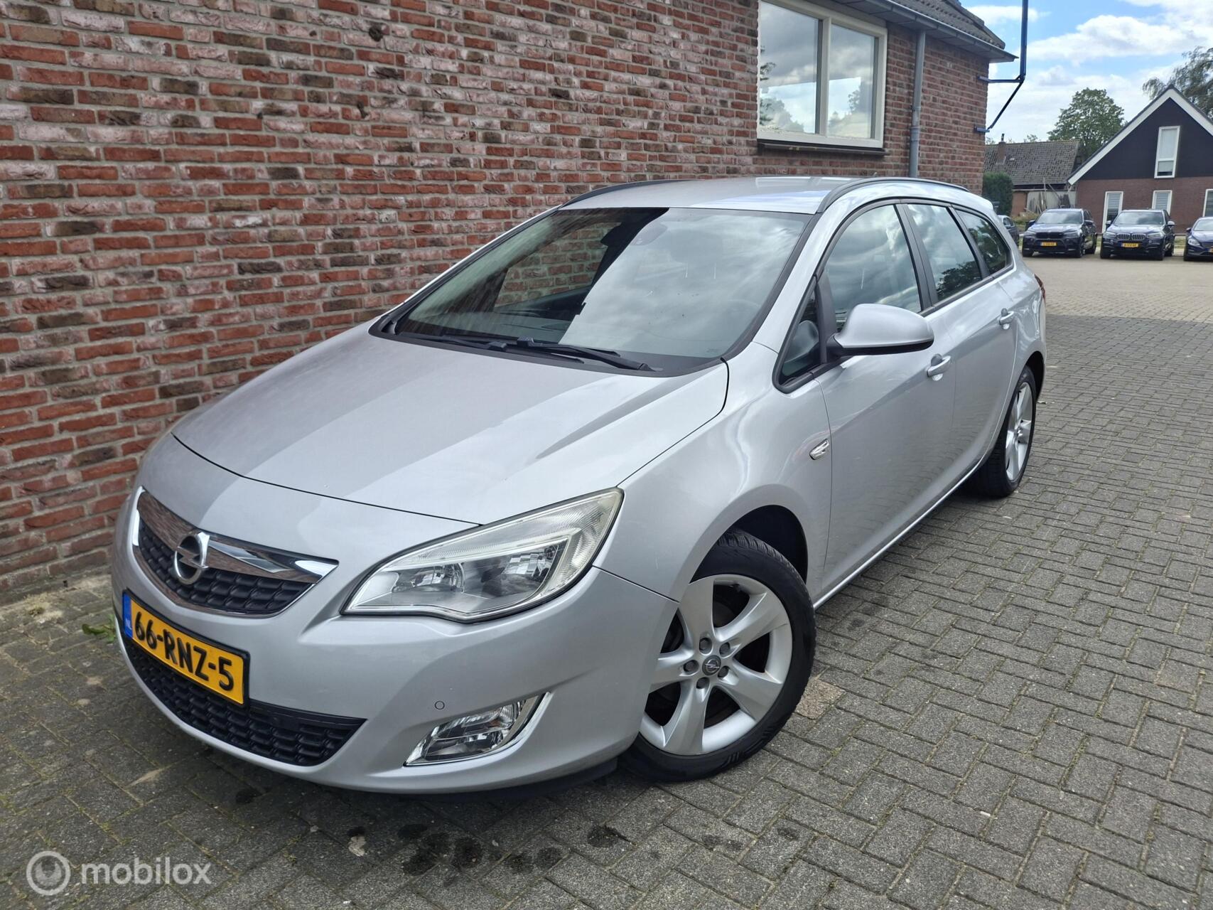 Opel Astra Sports Tourer 1.4 Turbo Sport 2011 - voorkant