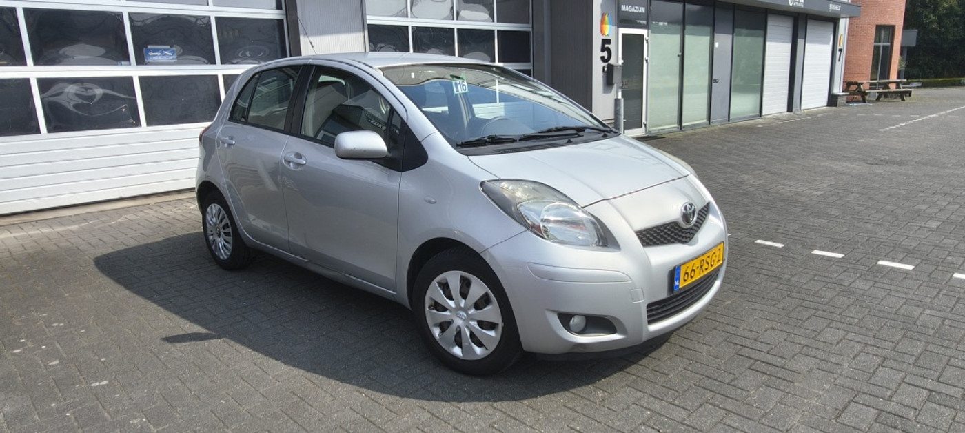 Toyota Toyota Yaris 1.3 VVTi Aspiration 2011 - voorkant