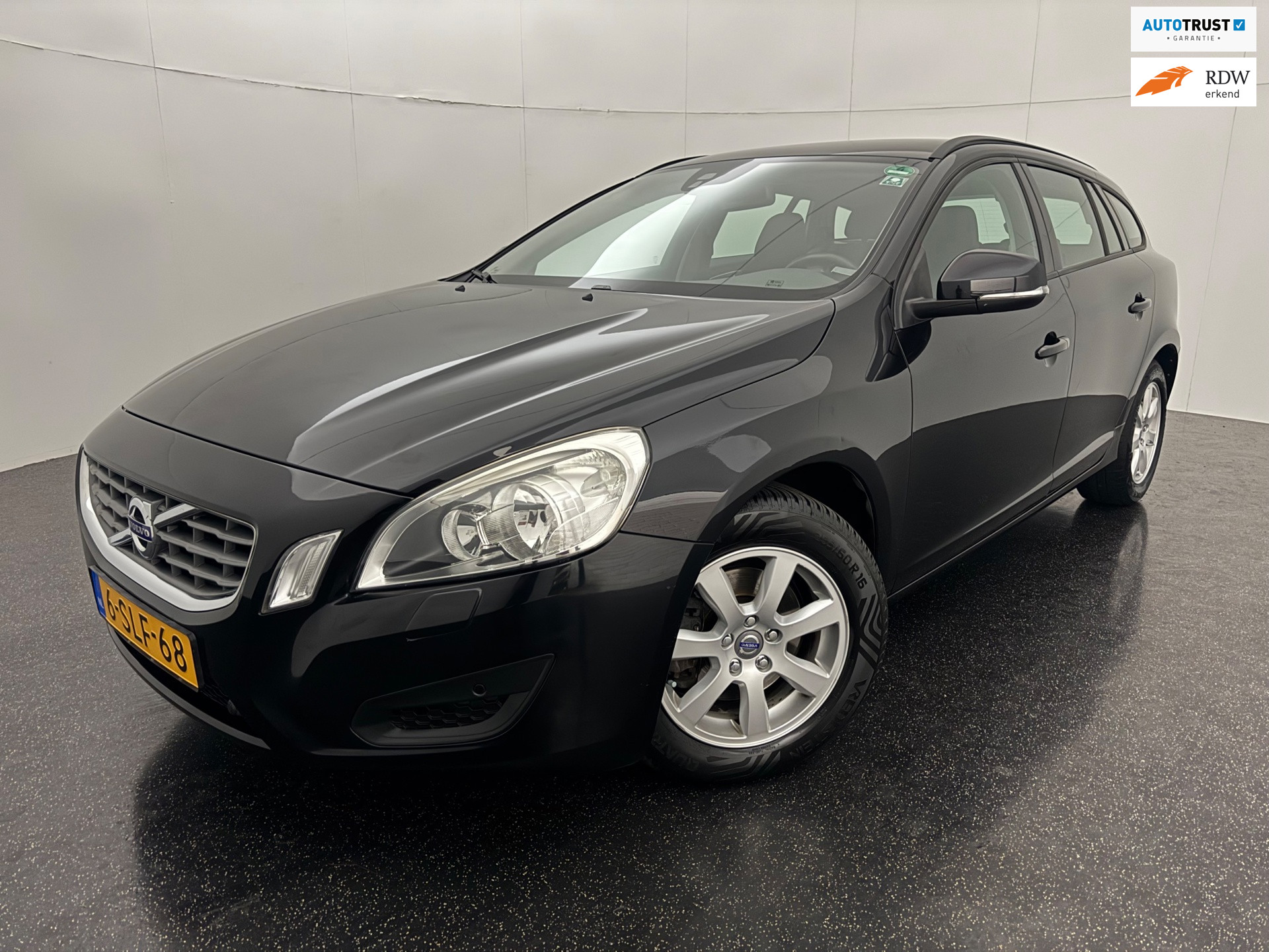 Volvo V60 1.6 T3 Momentum Dealer onderhoud 2013 - voorkant