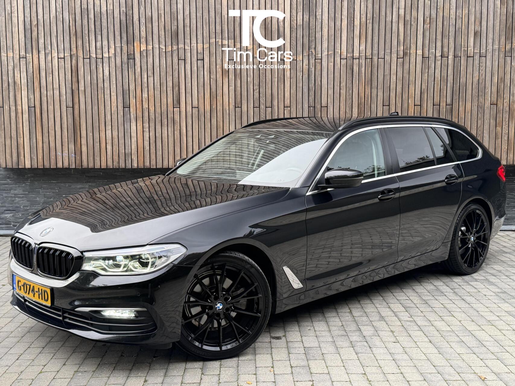 BMW 520i 520i High Executive Automaat | Apple CarPlay | Leren bekleding | Stoelverwarming | LED verlichting | Comfortstoelen met memory-functie | Draadloze telefoonlader | Achteruitrijcamera 2019 - voorkant