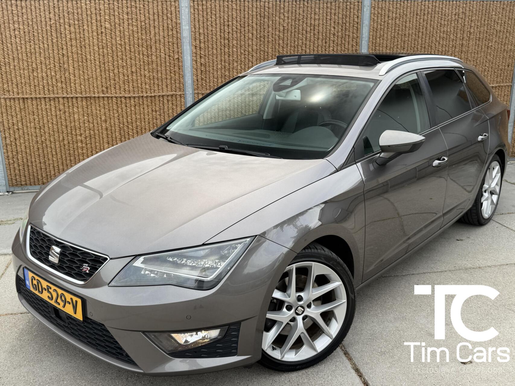 Seat Leon ST 1.4 TSI ACT FR Dynamic Automaat | Panoramadak | LED verlichting | Half leer/alcantara | DCC | Achteruitrijcamera | Climate control | Adaptieve cruise control | Seat Sound | Parkeersensoren voor en achter 2015 - voorkant