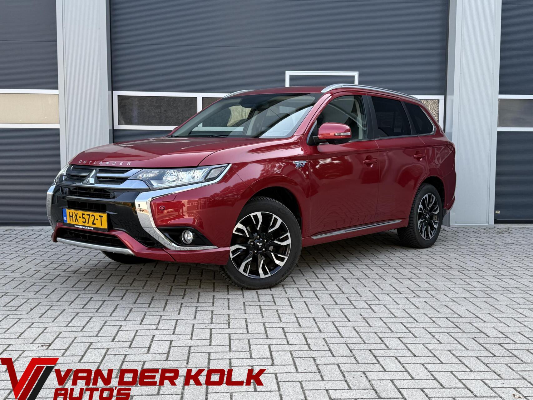 Mitsubishi Mitsubishi Outlander 2.0 PHEV Executive Edition | LED | Leder | CarPlay | Camera | Navigatie | Cruise | Climate | Trekhaak | Stuurwielverwarming 2015 - voorkant