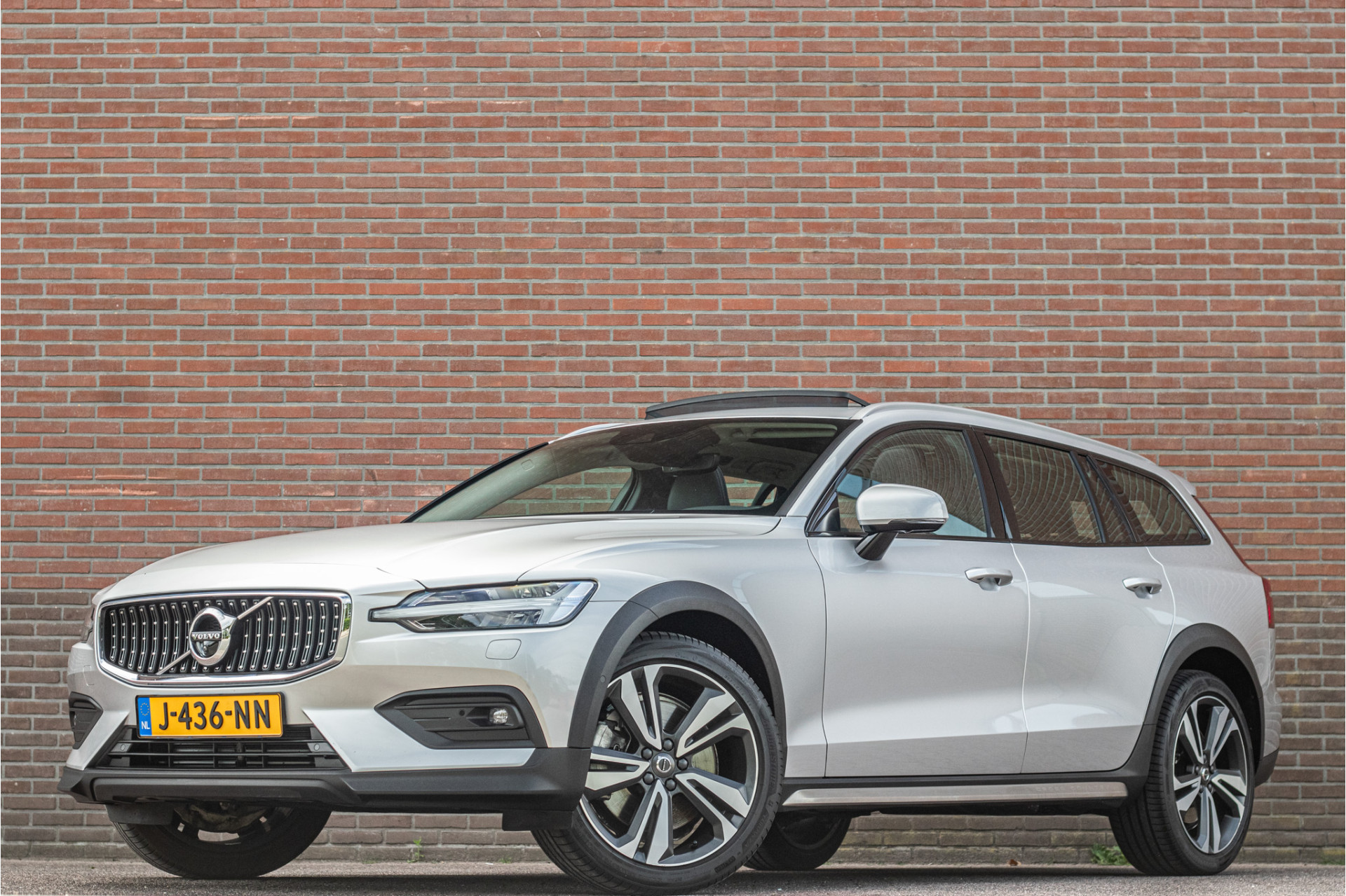 Volvo V60 Cross Country B5 AWD Pro, Origineel NL, Nappaleder, Stoelkoeling, Trekhaak, Panoramadak, Massage, 360 Camera, Harman Kardon. 2020 - voorkant