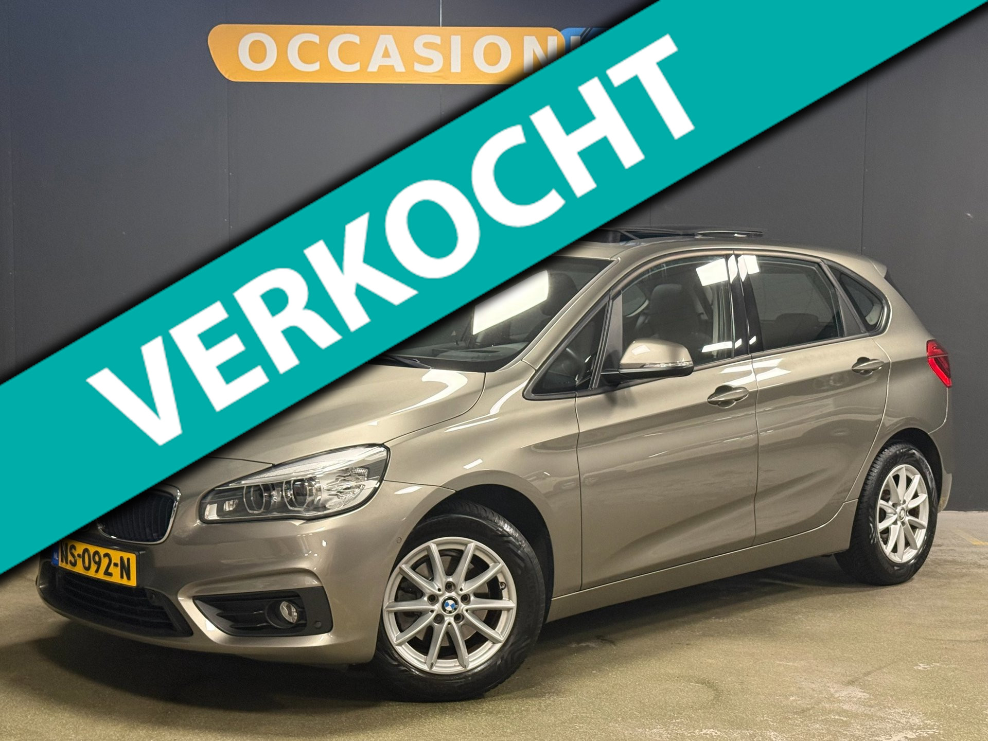 BMW 218i Active Tourer 218i Executive|PANO|KEYLESS|PDC|HUD|CRUISE|STOELV|LED|TREKHAAK|CAMERA|BLUETOOTH|16INCH| 2017 - voorkant
