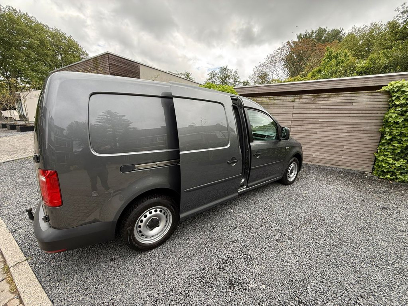 Foto van Volkswagen Caddy Modified Partition Wall